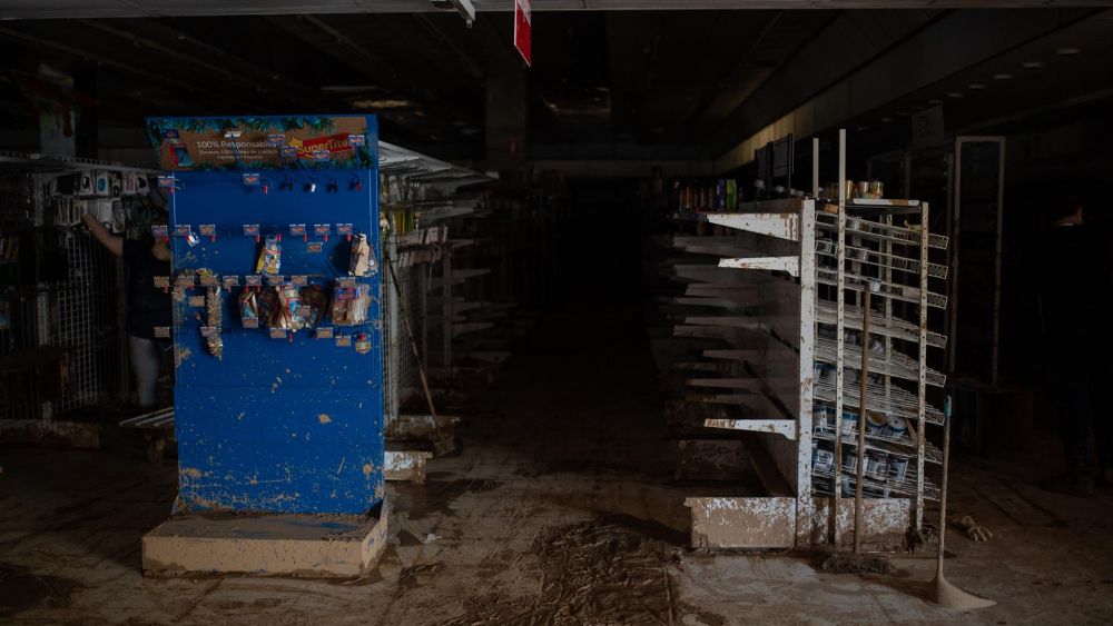 Interior de un comercio afectado por la DANA - Europa Press