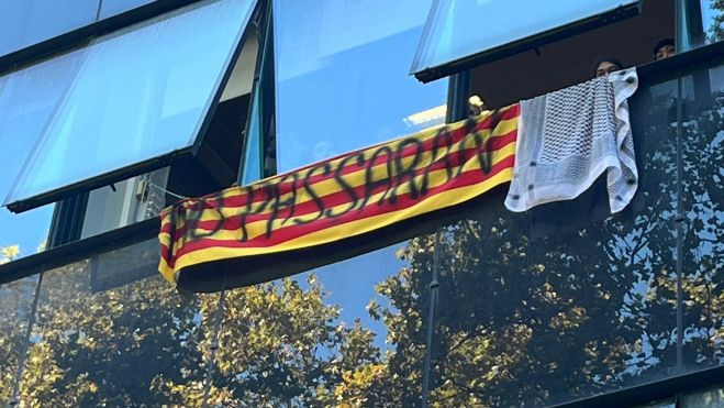 Bandera con la consigna "No passaran" Bandera con la consigna "No passaran"