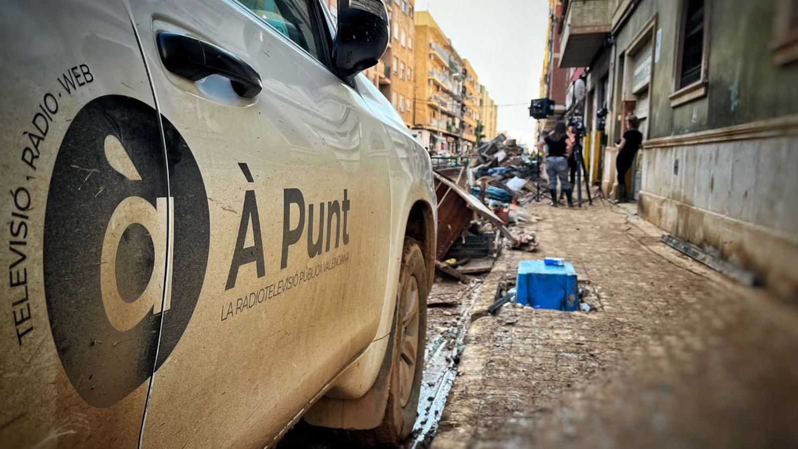 Un cotxe d'À Punt en la cobertura de la DANA