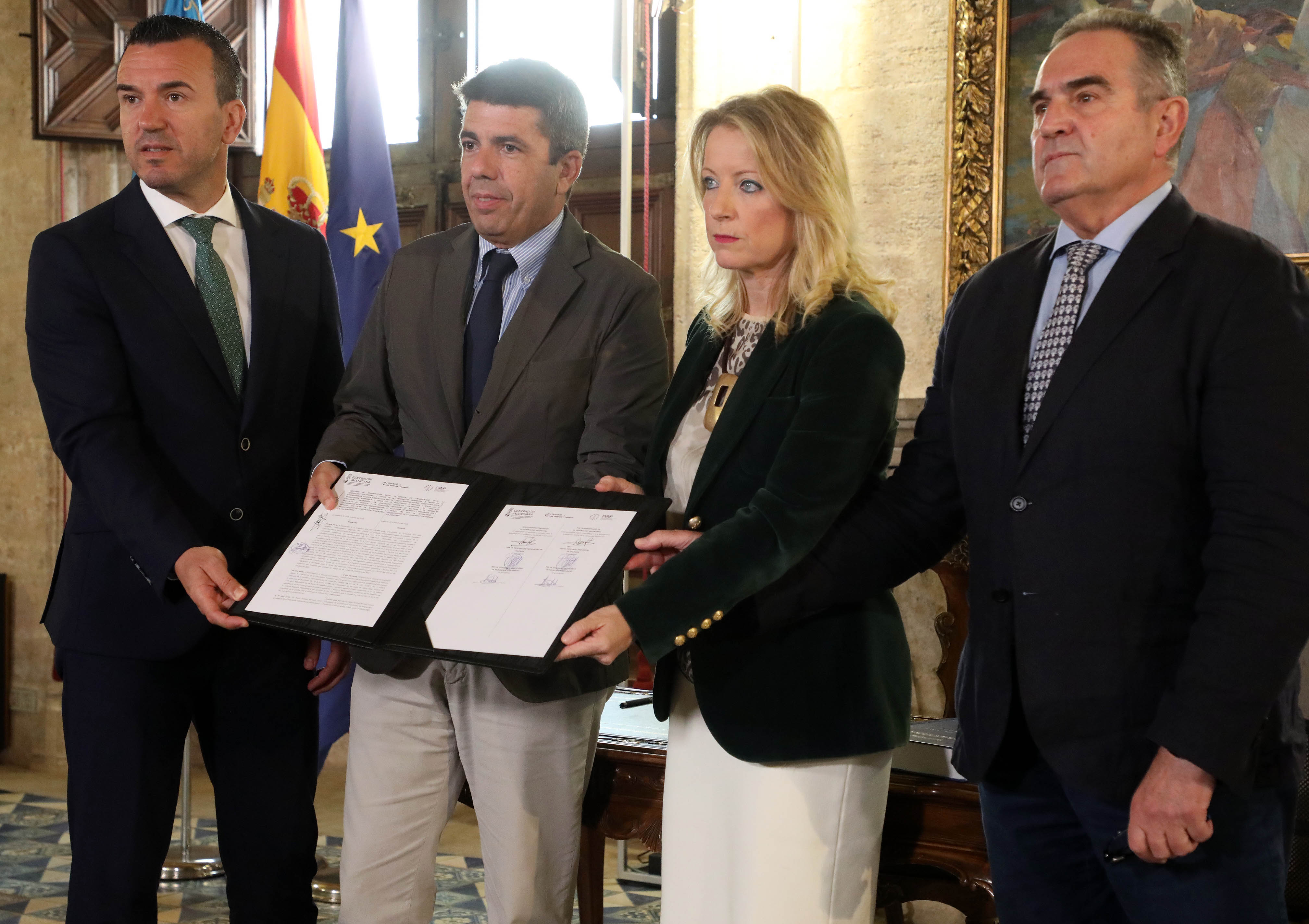 El President de la Generalitat, Carlos Mazón, el vicepresident segon i conseller per a la Recuperació Econòmica i Social, Francisco José Gan Pampols, el president de la Diputació de València, Vicent Mompó, i la presidenta de la FVMP, Paqui Bartual