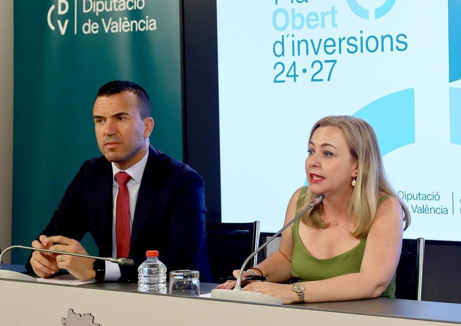 La vicepresidenta primera de la Diputació i responsable de la Diputació, Natàlia Enguix i el president de la diputació provincial, Vicent Mompó Obert