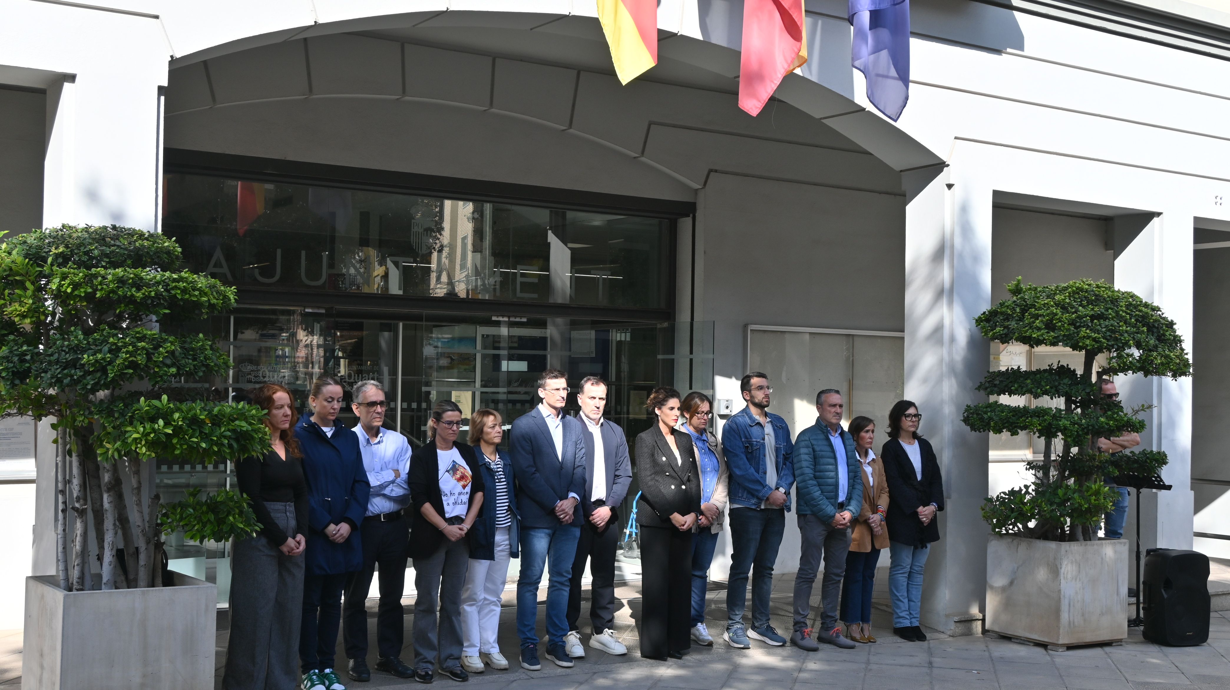La alcaldesa, Cristina Mora, junto a miembros de la Corporación municipal, durante el minuto de silencio en Quart de Poblet