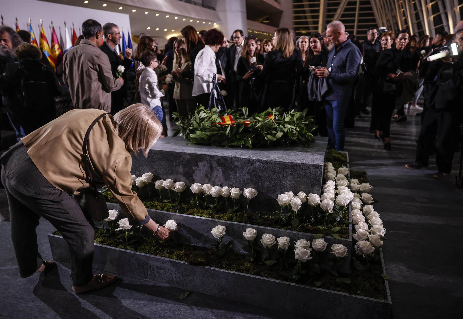 Un total de 237 rosas blancas han recordado a las víctimas de la dana en el funeral de Estado (Foto: Rober Solsona - Europa Press)