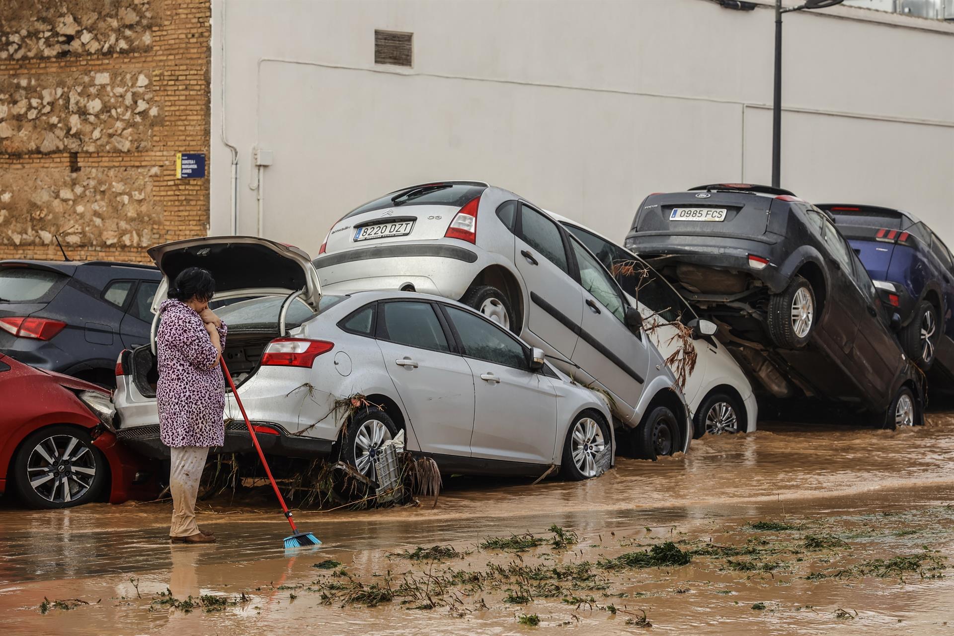 Vehículos destrozados tras el paso de la DANA - Foto: Rober Solsona - Europa Press