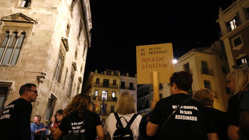 Familiares de víctimas de la dana se concentren ante el Palau de la Generalitat (Foto: Rober Solsona - Europa Press) Familiars de víctimes de la dana es concentren davant del Palau de la Generalitat (Foto: Rober Solsona - Europa Press)
