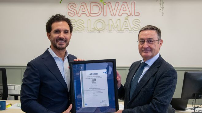 Entrega del certificat de AENOR en les oficines de Sadival a Xirivella Entrega del certificat de AENOR en les oficines de Sadival a Xirivella
