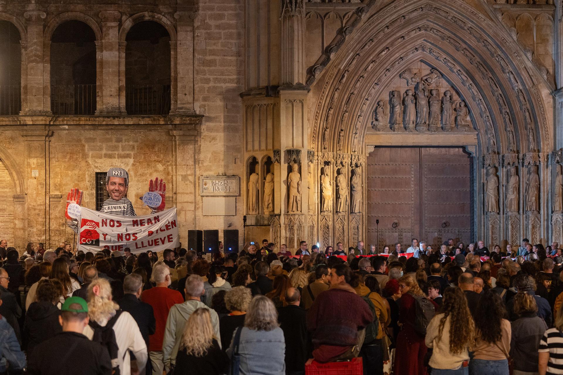 Concentració ciutadana en la plaça de la Verge després de la dimissió de Carlos Mazón - JORGE GIL - EUROPA PRESS Concentració ciutadana en la plaça de la Verge després de la dimissió de Carlos Mazón - JORGE GIL - EUROPA PRESS