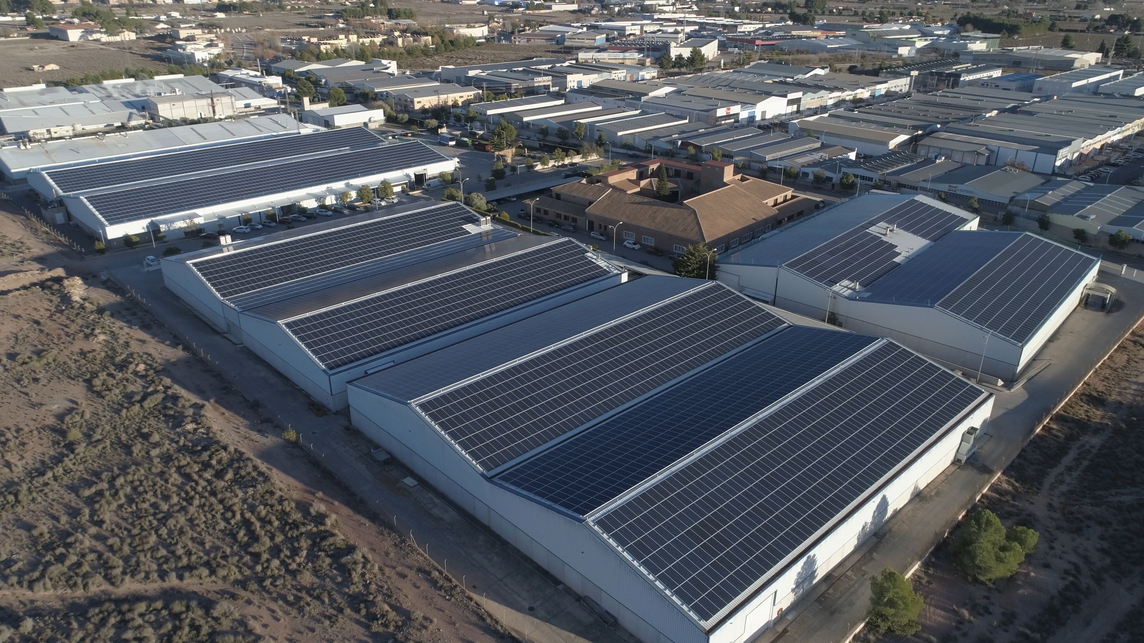 Empresa con placas fotovoltaicas de Cubierta Solar