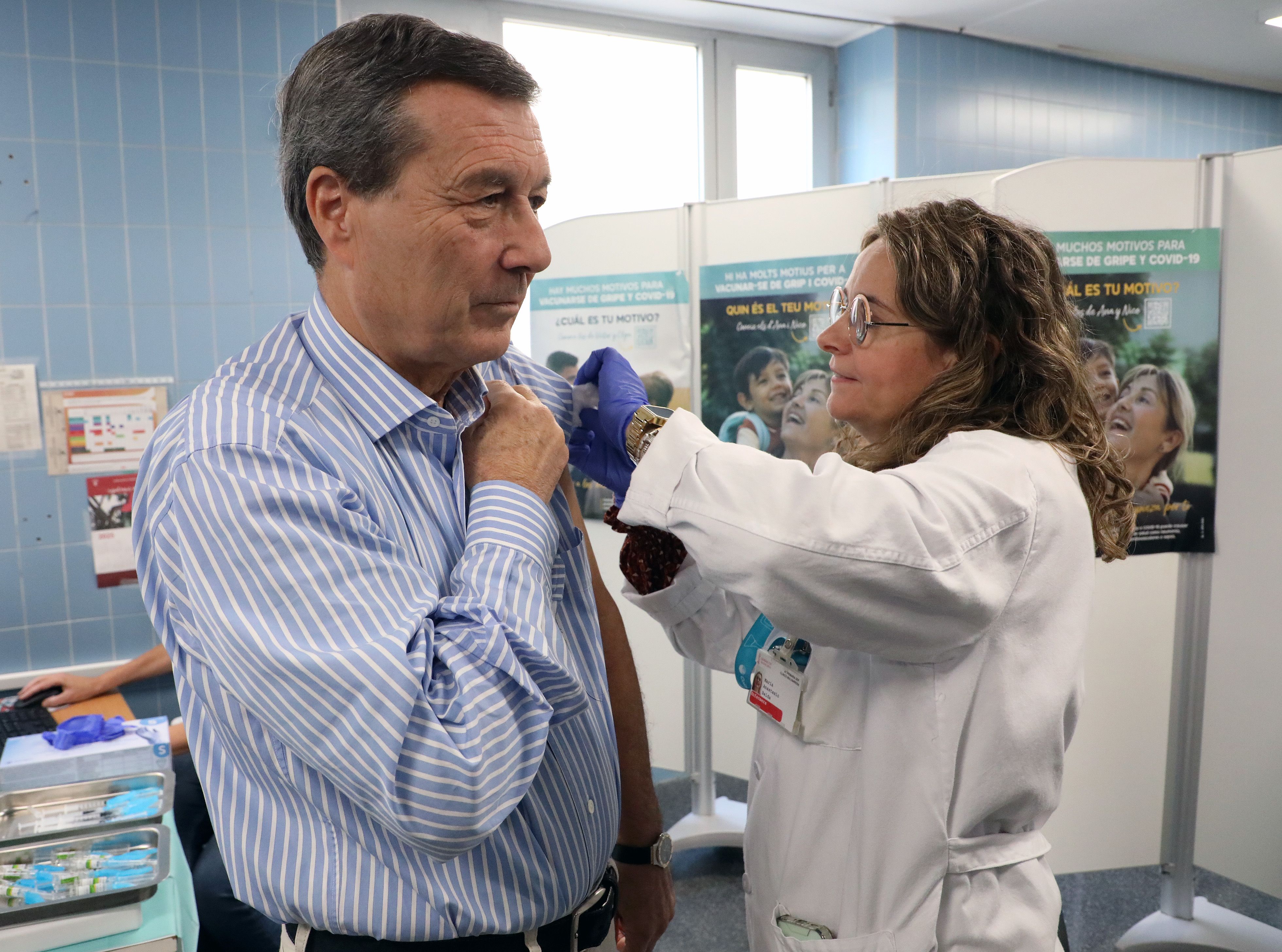 El conseller de Sanidad, Marciano Gómez, poniéndose una vacuna