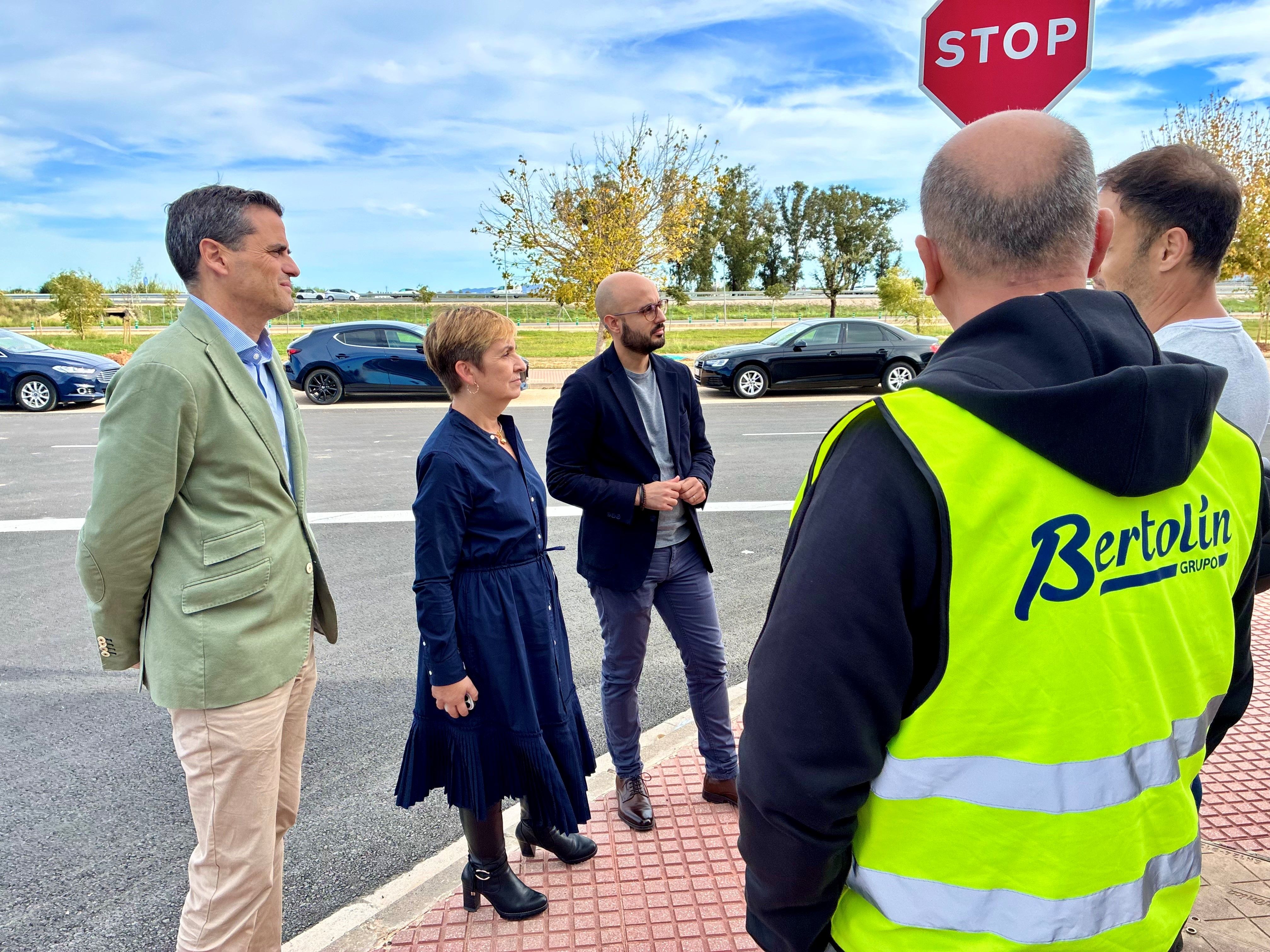 La consellera de Innovación, Industria, Comercio y Turismo, Marián Cano, el director general de Industria, Julio Delgado, y el alcalde de Algemesí, José Javier Sanchis,