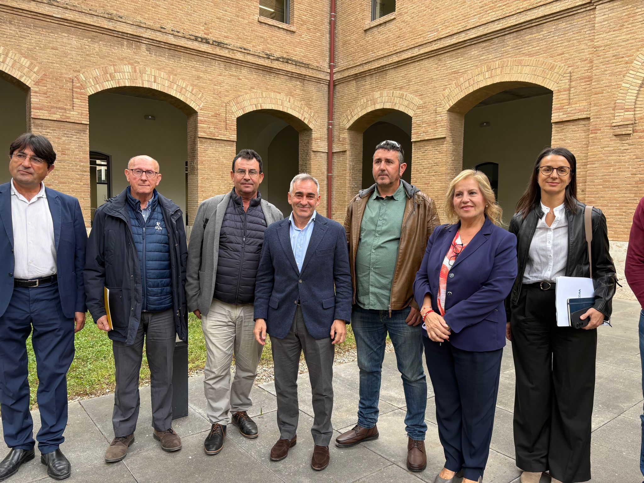 El conseller d'Agricultura, Aigua, Ramaderia i Pesca, Miguel Barrachina reunit amb associacions d'agricultors