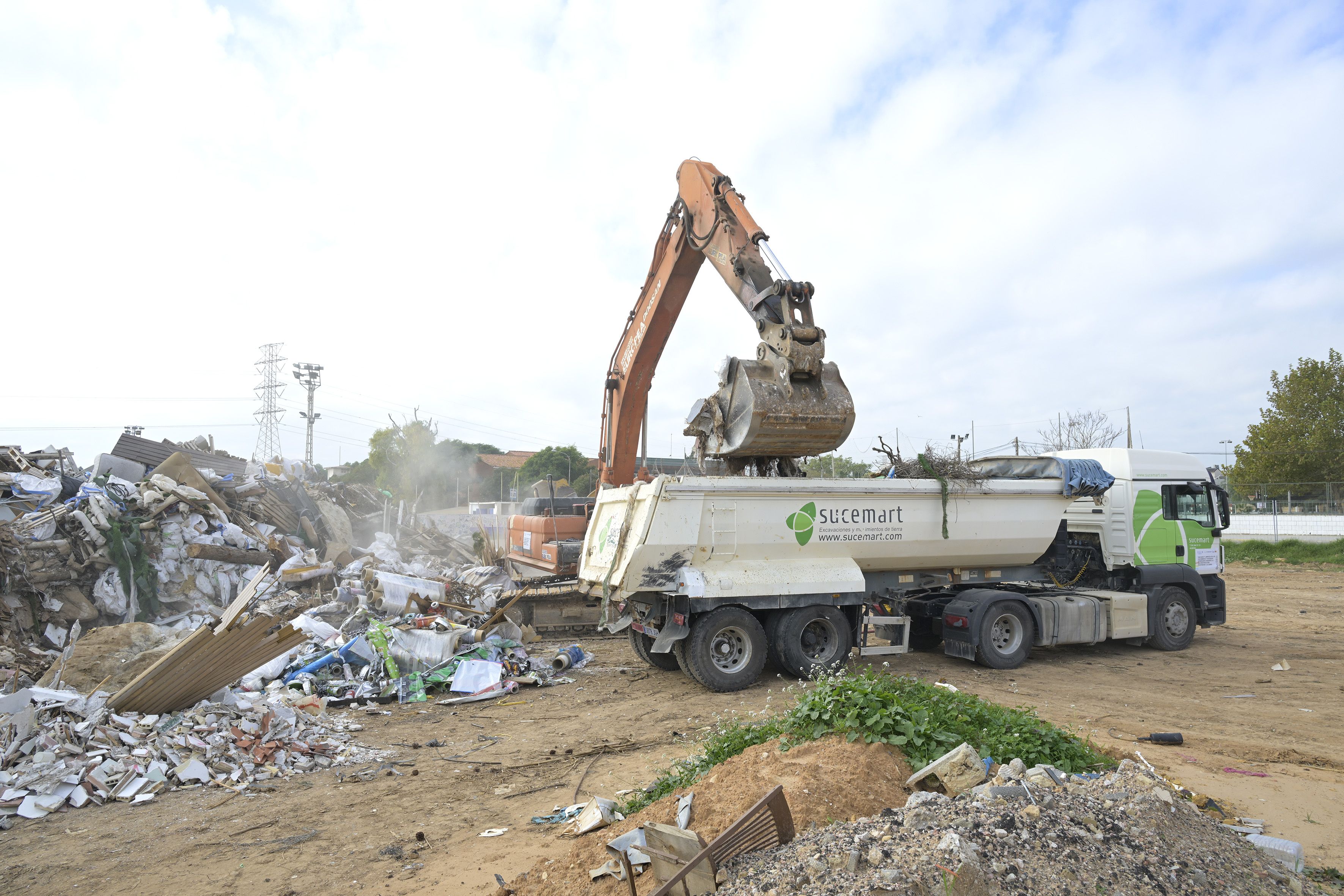Trabajos de retirada de residuos y basuras en Paiporta