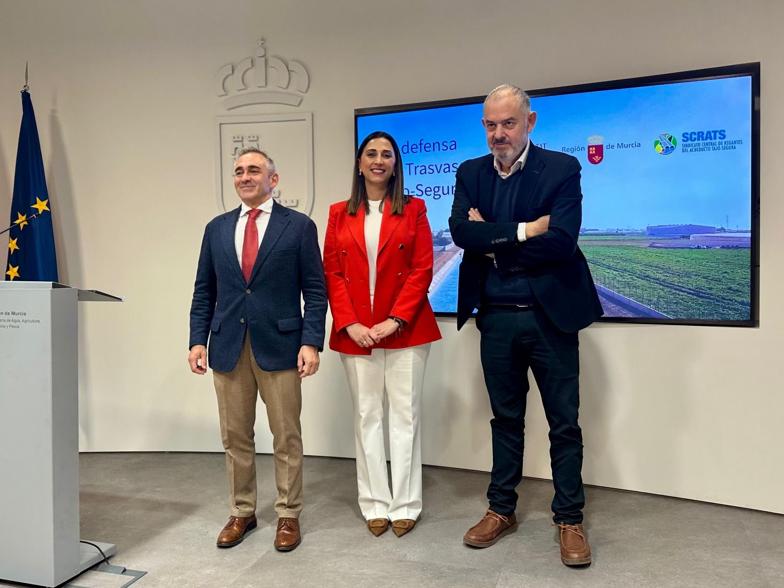 El conseller d'Agricultura, Aigua, Ramaderia i Pesca, Miguel Barrachina, la consellera murciana d'Aigua, Agricultura, Ramaderia i Pesca, Sara Rubira i el president del Sindicat Central de Regants de l'Aqüeducte Tajo-Segura Lucas Jiménez