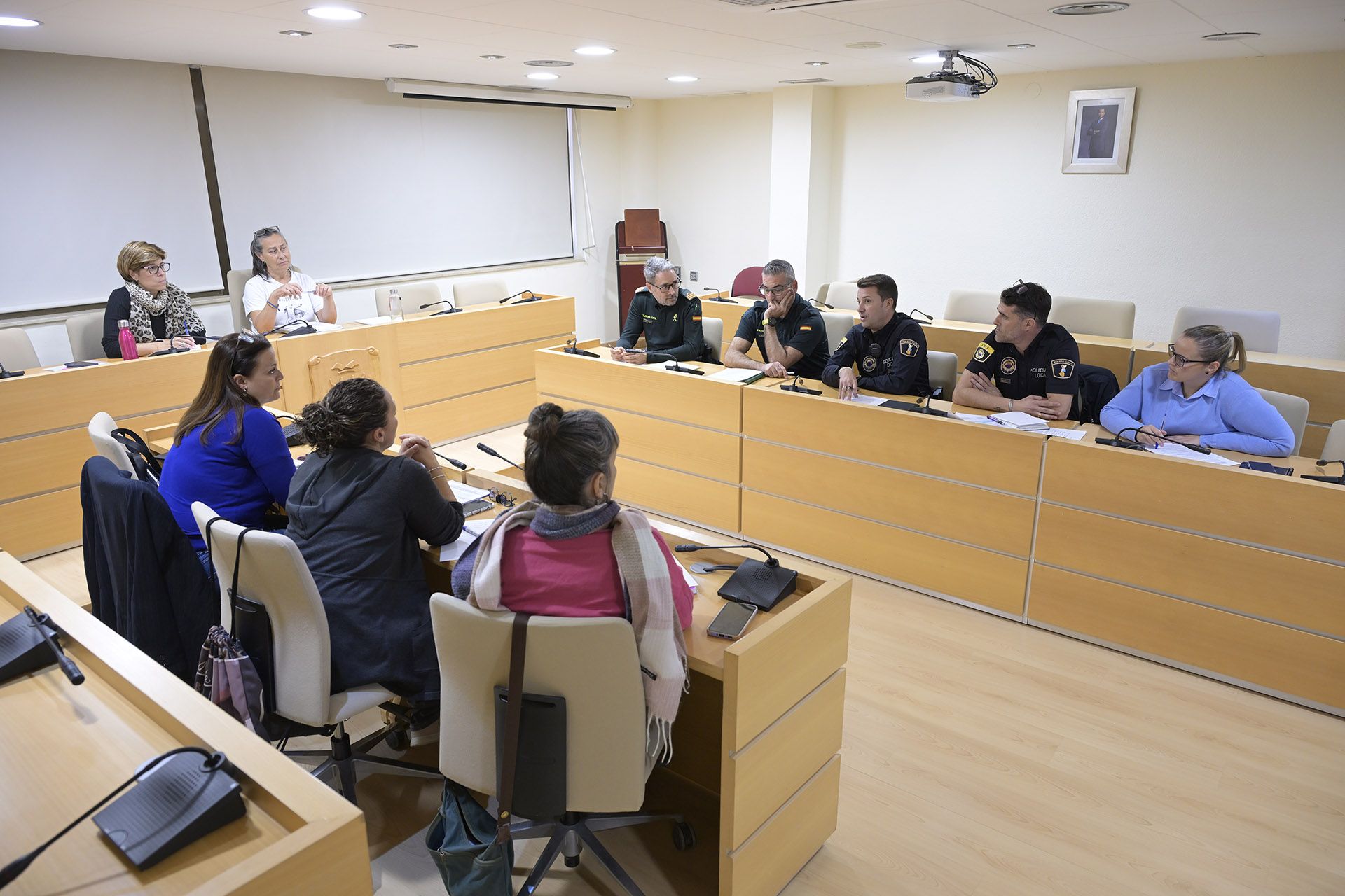 Reunión de coordinación entre las áreas de Educación y Bienestar Social, la Policía Local y la Guardia Civil del Ayuntamiento de Paiporta