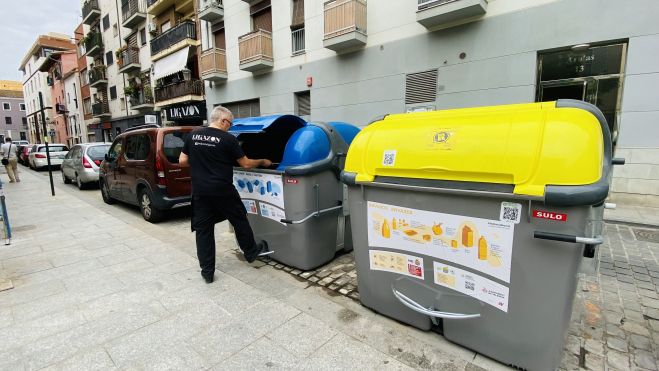 Una persona reciclant
