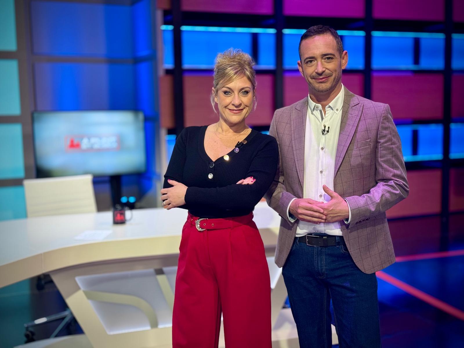 Mireia Llinares i Juan Nieto, presentadors À Punt et busca Mireia Llinares i Juan Nieto, presentadors À Punt et busca