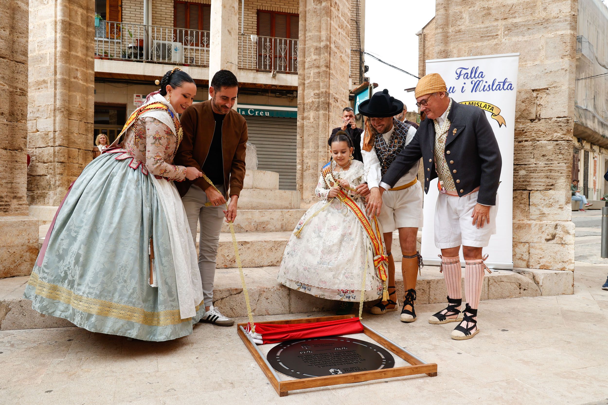 Placa commemorativa que assenyala el lloc exacte on va començar la tradició de plantar falles a Mislata Placa commemorativa que assenyala el lloc exacte on va començar la tradició de plantar falles a Mislata