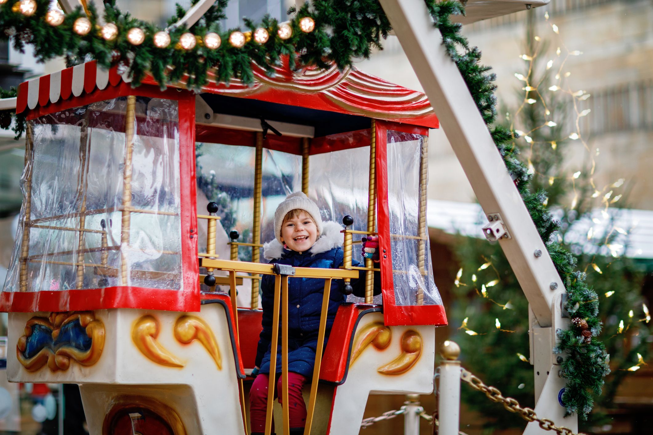 Un niño en una noria navideña