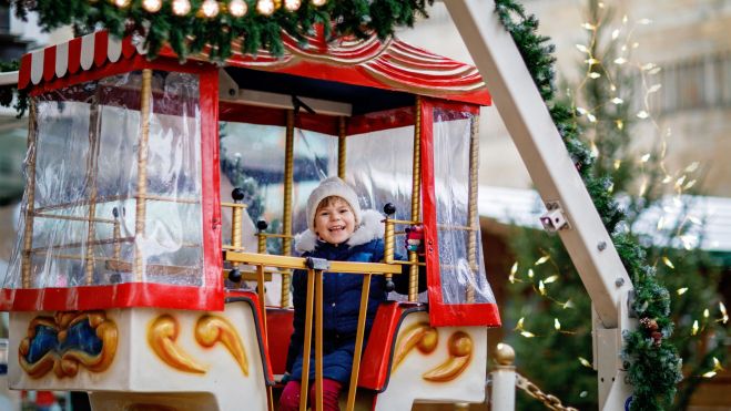 Un niño en una noria navideña