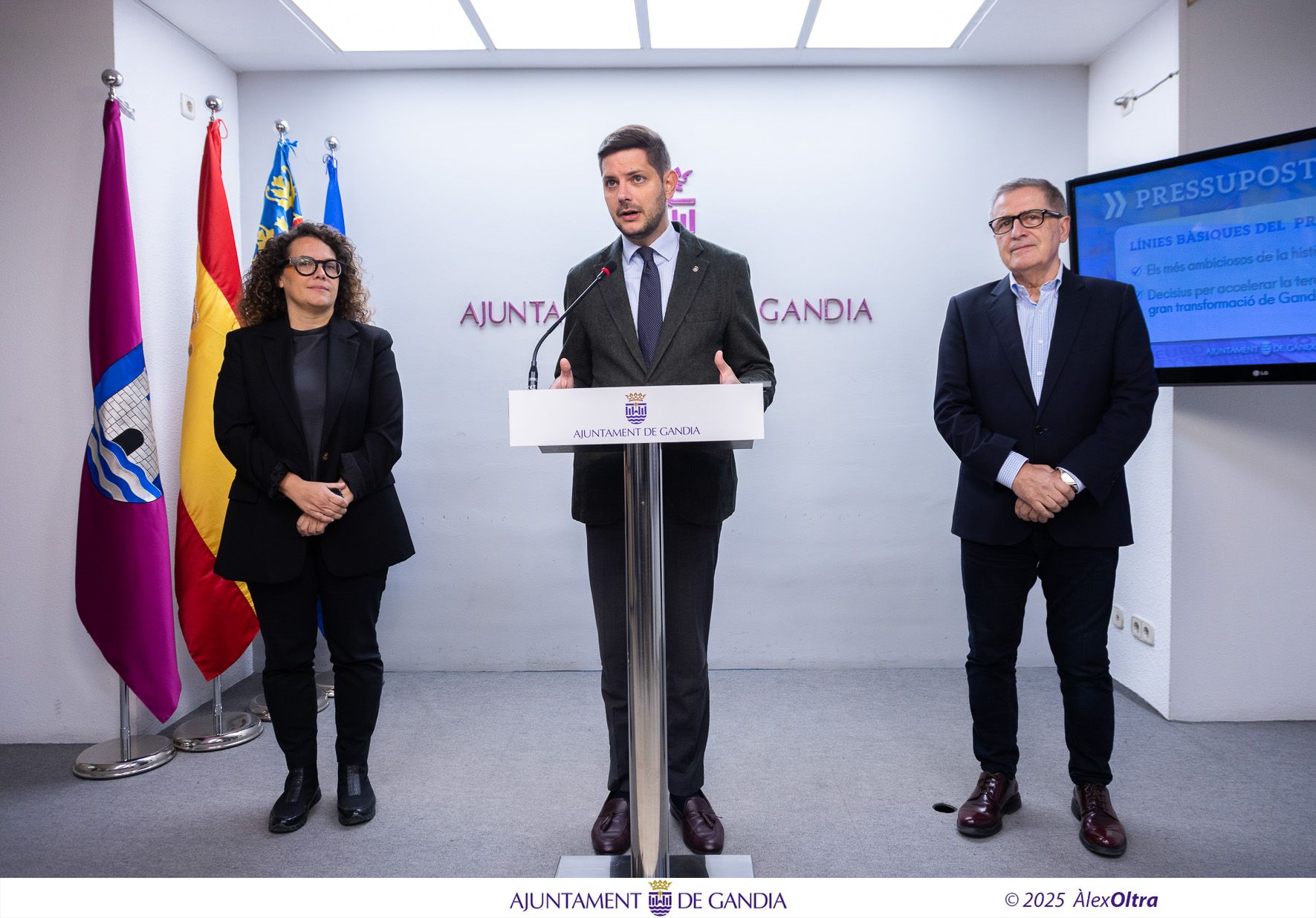 l'Alcalde de Gandia, José Manuel Prieto, acompanyat de la primera tinent d’Alcaldia, Alícia Izquierdo, i del regidor d’Hisenda i Inversions, Salva Gregori l'Alcalde de Gandia, José Manuel Prieto, acompanyat de la primera tinent d’Alcaldia, Alícia Izquierdo, i del regidor d’Hisenda i Inversions, Salva Gregori