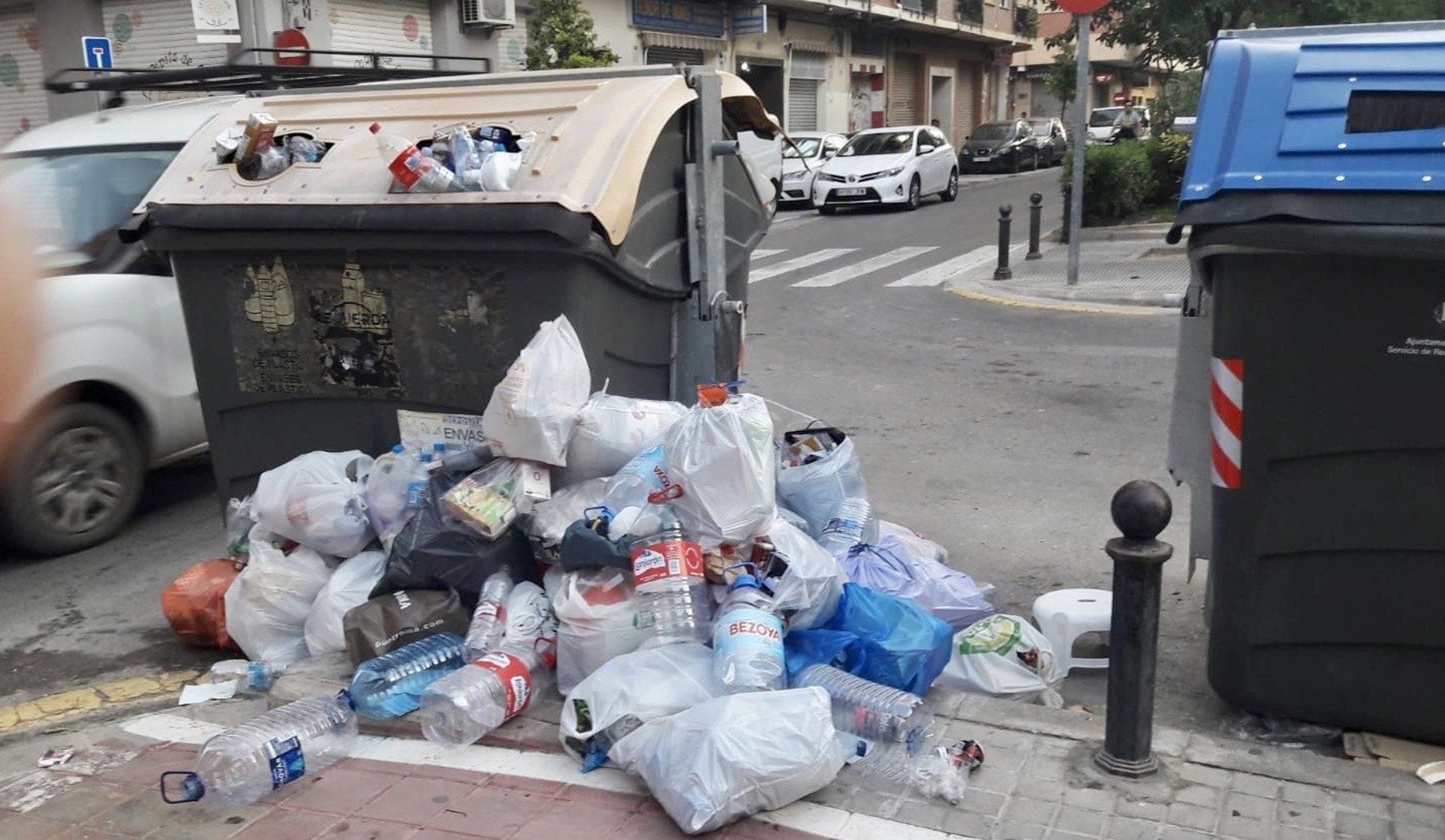 Residuos fuera del contenedor en una calle de Valencia Residuos fuera del contenedor en una calle de Valencia