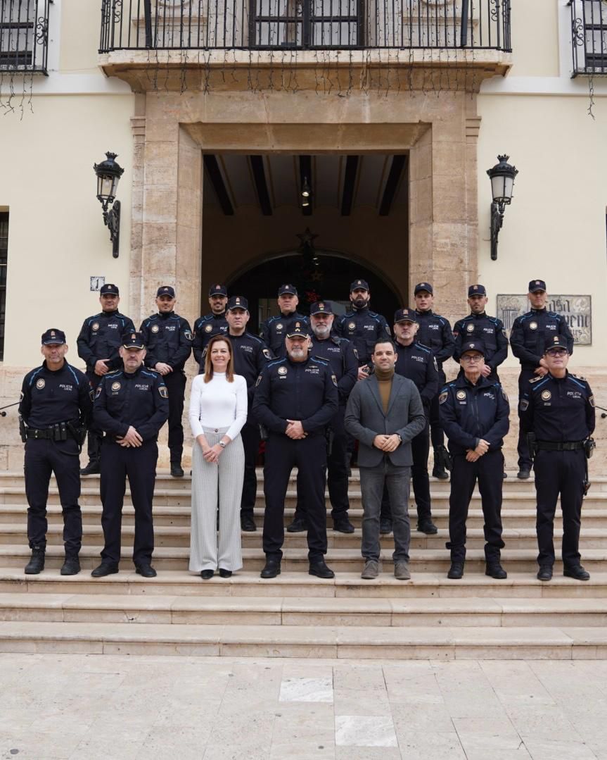 Imagen de archivo Sagredo y Nuria Campos junto a Policía Local de Paterna