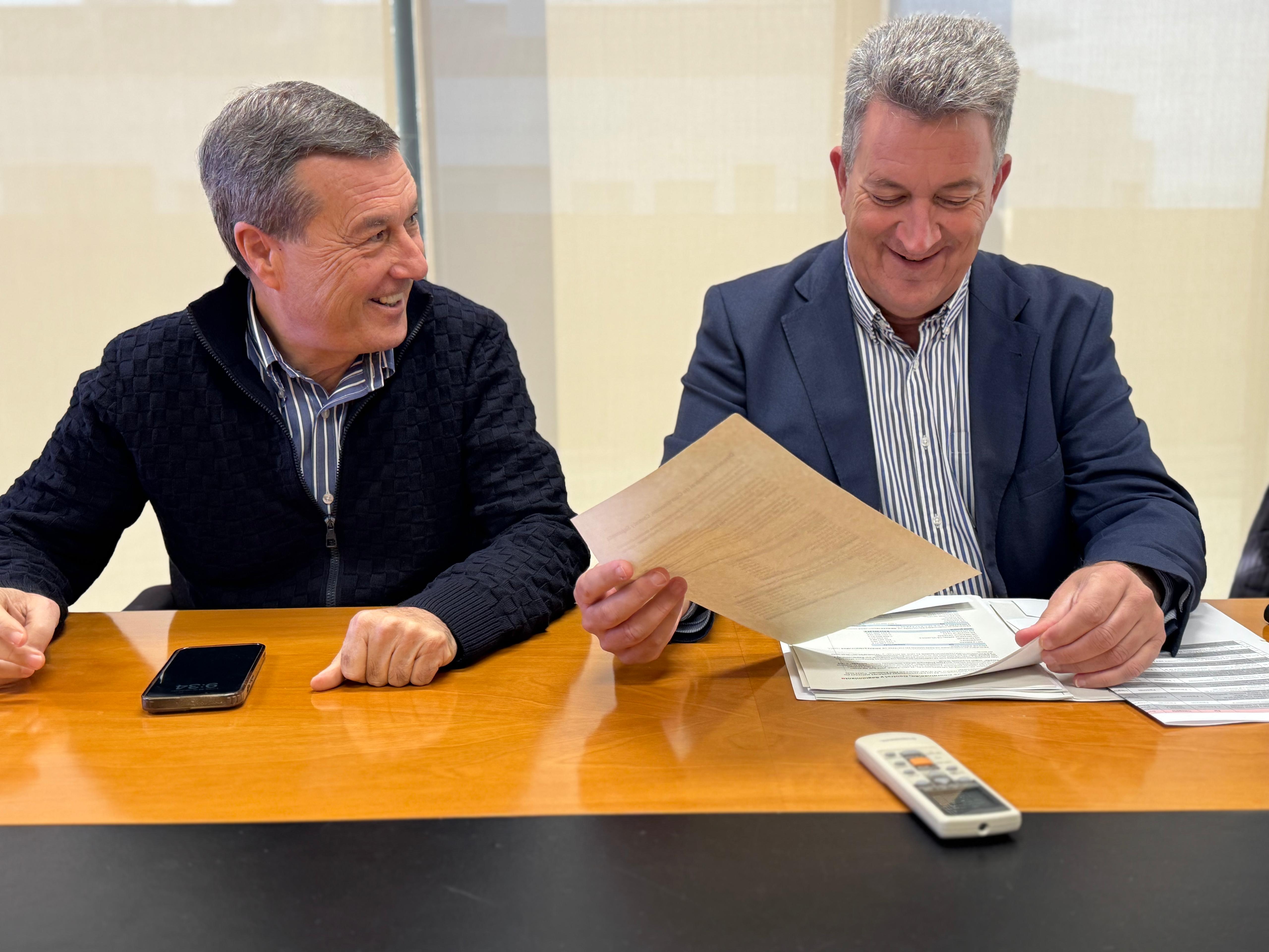 El vicepresident segon per a la Recuperació, Medi Ambient, Infraestructures i Territori, Vicente Martínez Mus, reunit amb el conseller de Sanitat, Marciano Gómez