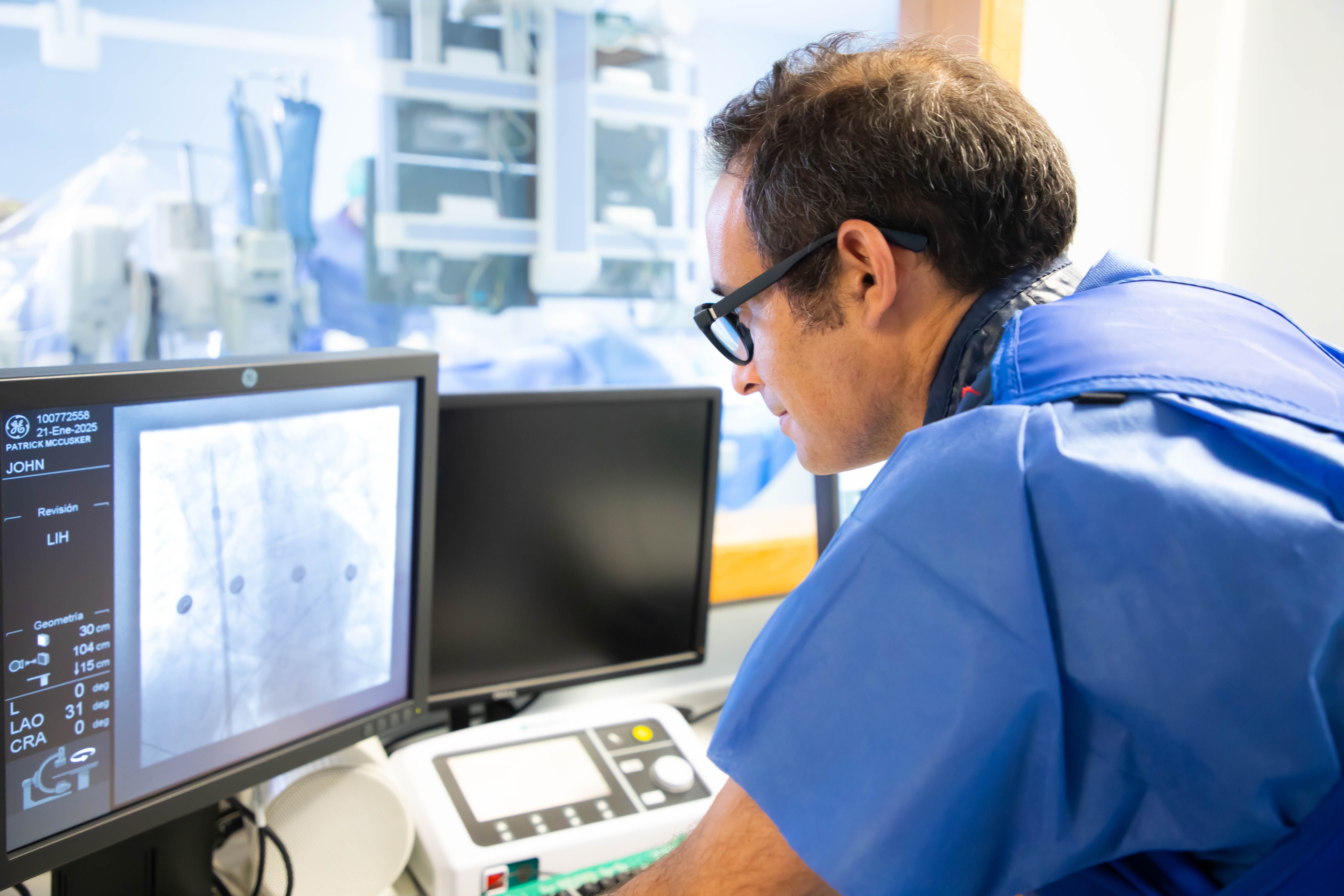 Metge observa una radiografia