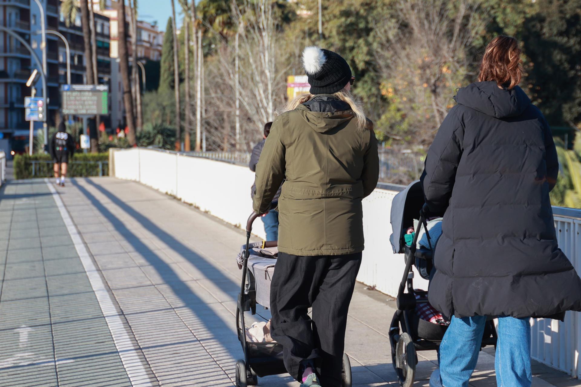 Varias personas se abrigan para protegerse del frío - Foto: Rocío Ruz - Europa Press