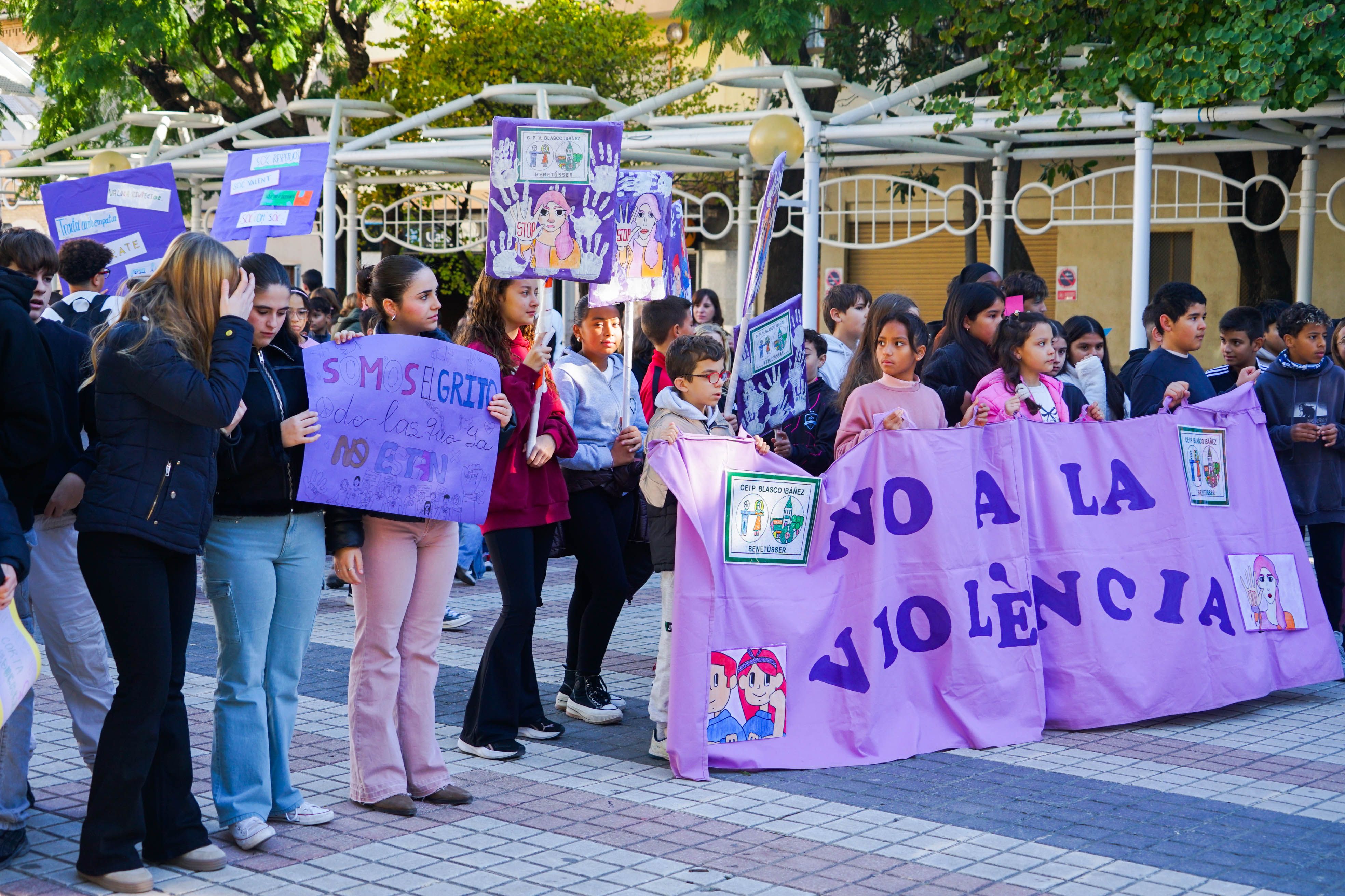 Xiquets i xiquetes de Benetússer en una marxa contra la violència de gènere