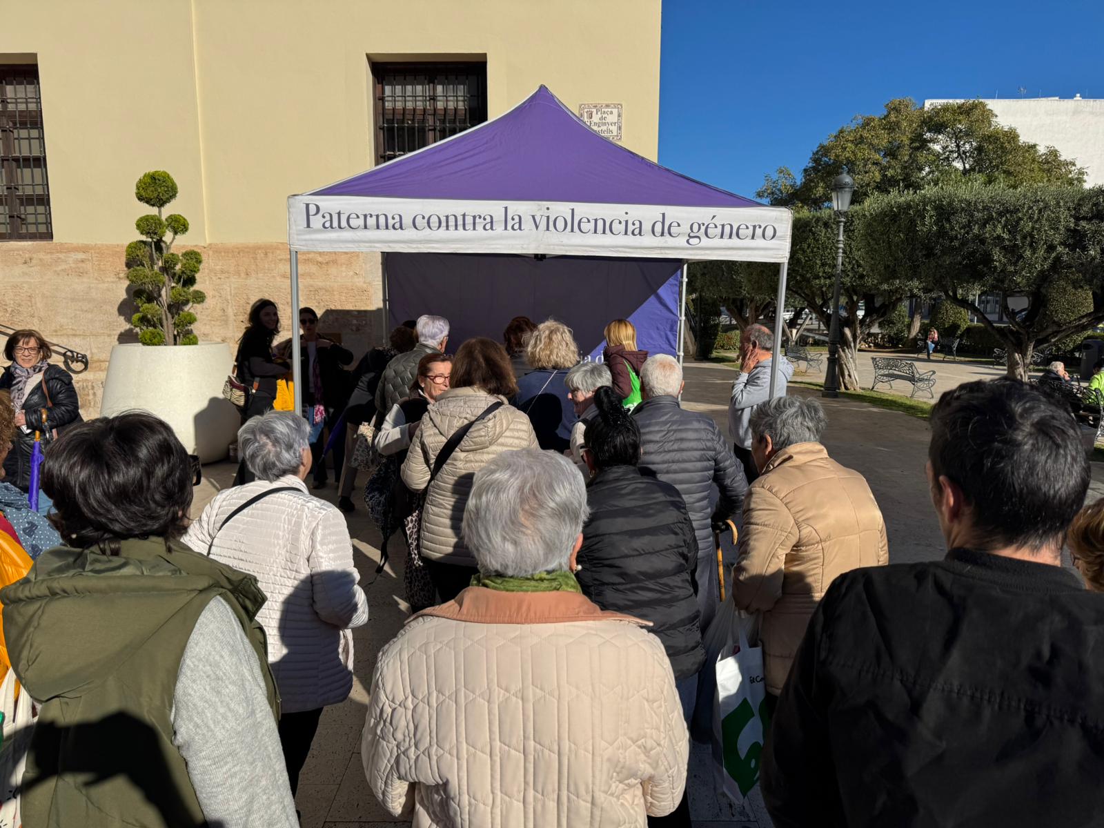 Punt violeta ubicat en l'Ajuntament de Paterna amb motiu del 25N