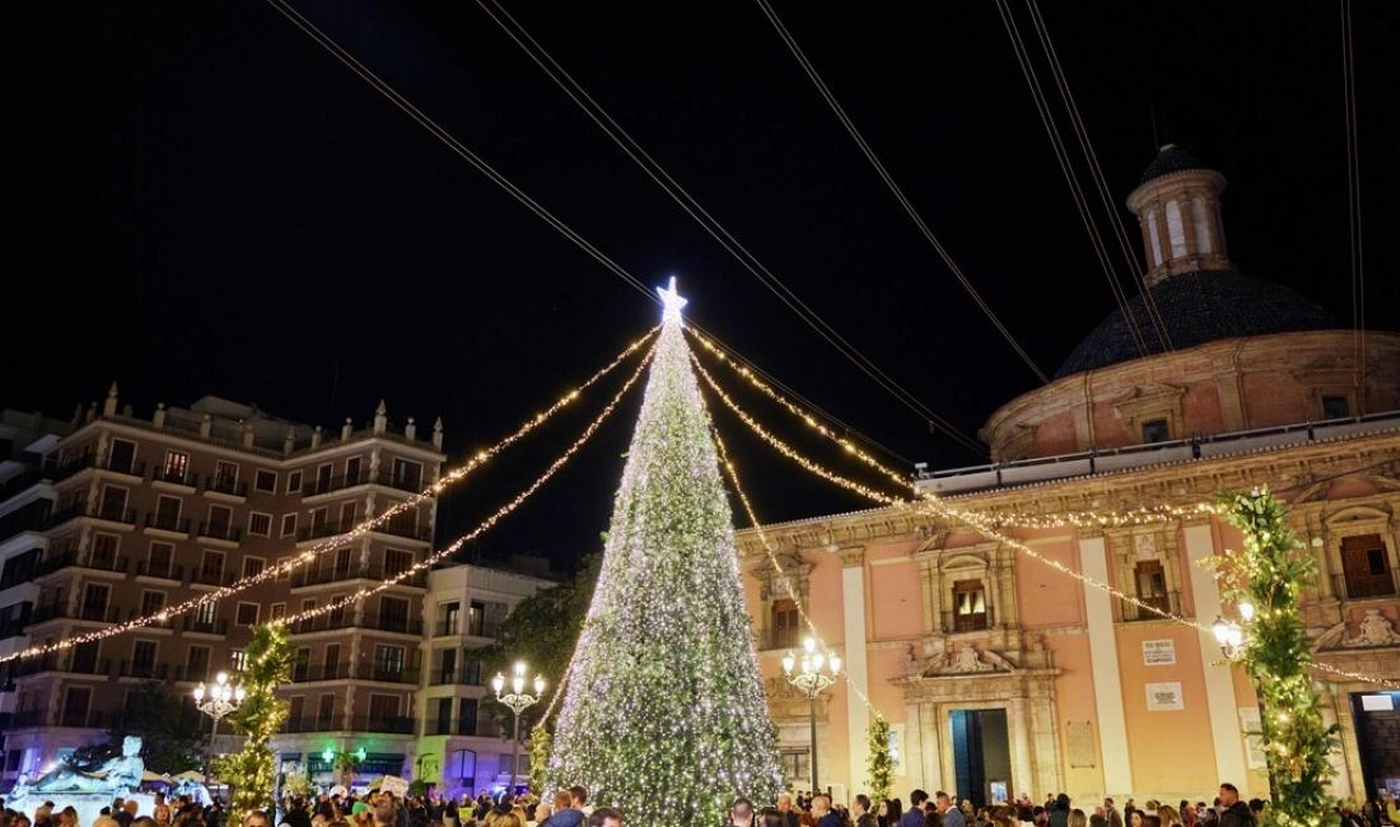 Árbol de Navidad de la plaza de la Virgen de València. Imagen: Visit València