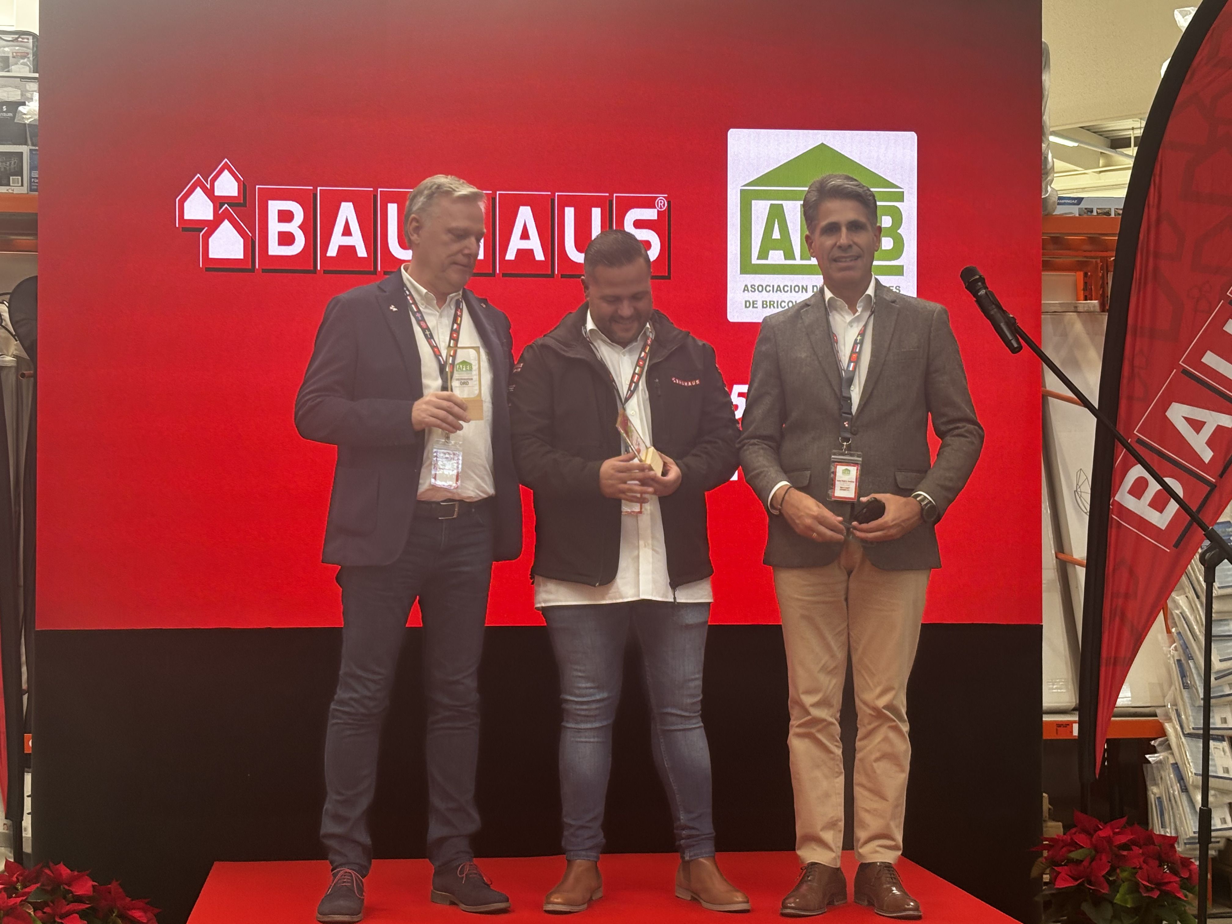 Juan Pedro Resino (AFEB) entrega a BAUHAUS el reconeixement especial per la seua labor després de la DANA a la botiga d'Alfafar