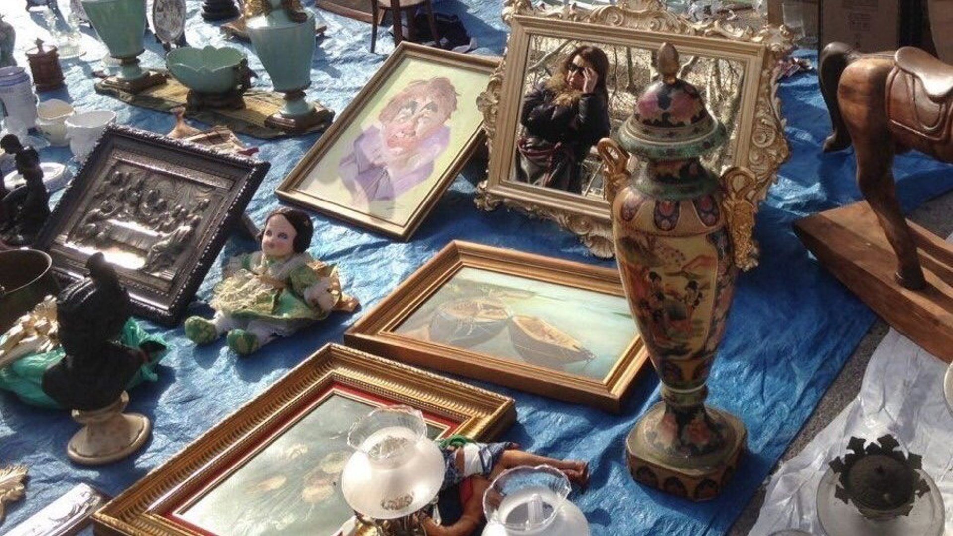 Artículos de venta en el mercado del rastro de València