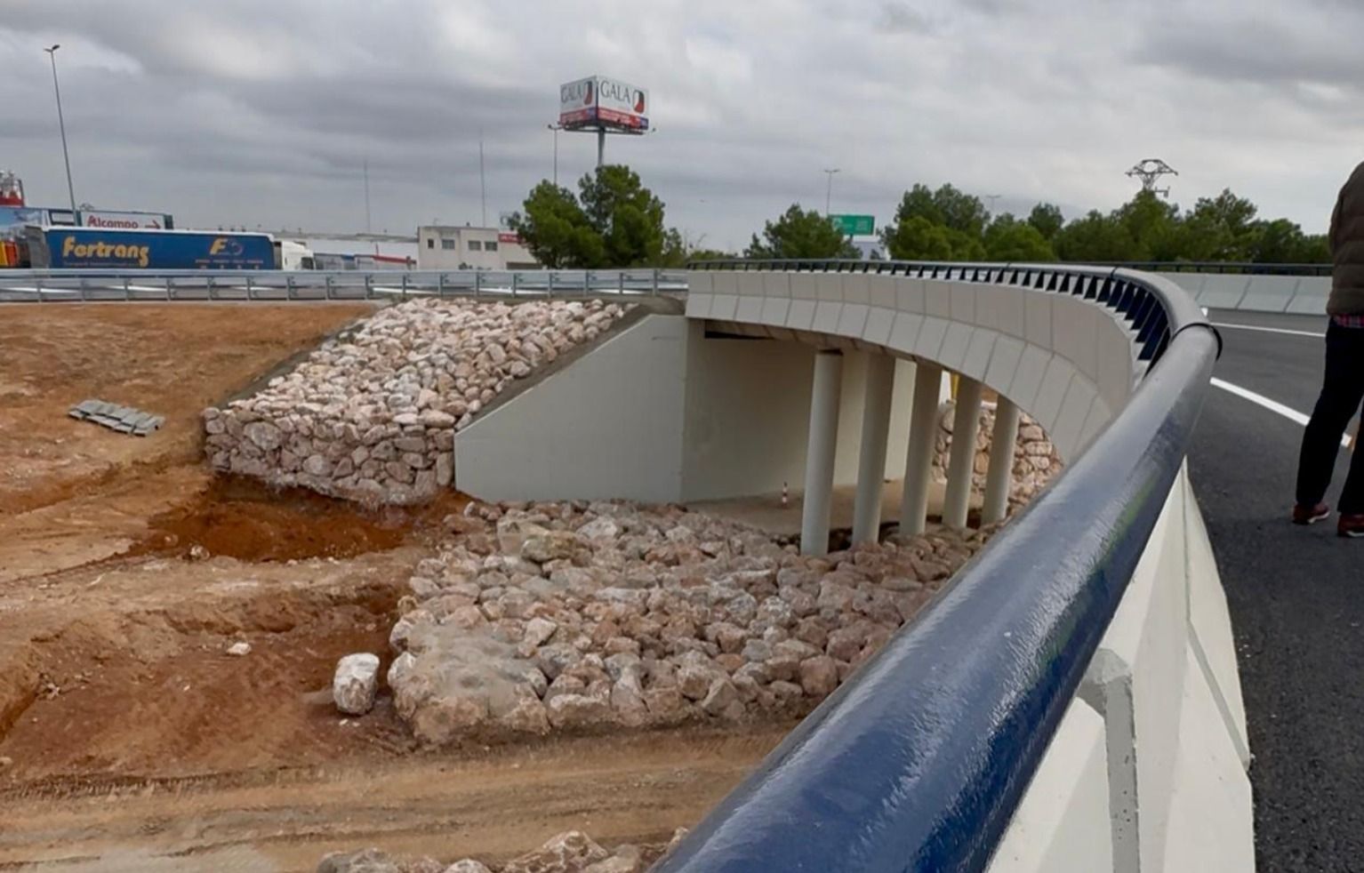 Pont reconstruït en València després de la DANA