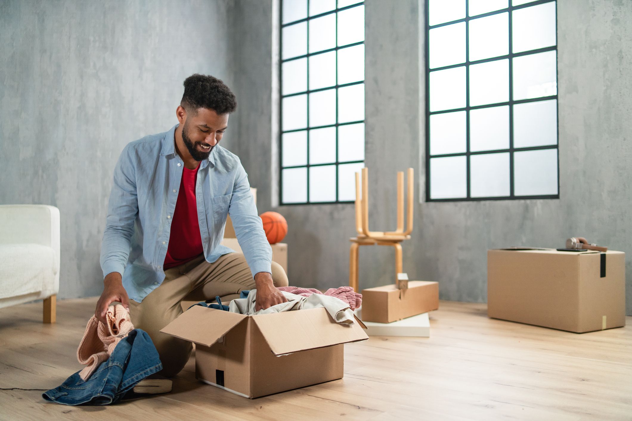 Un joven de mudanza - Foto: GettyImages 