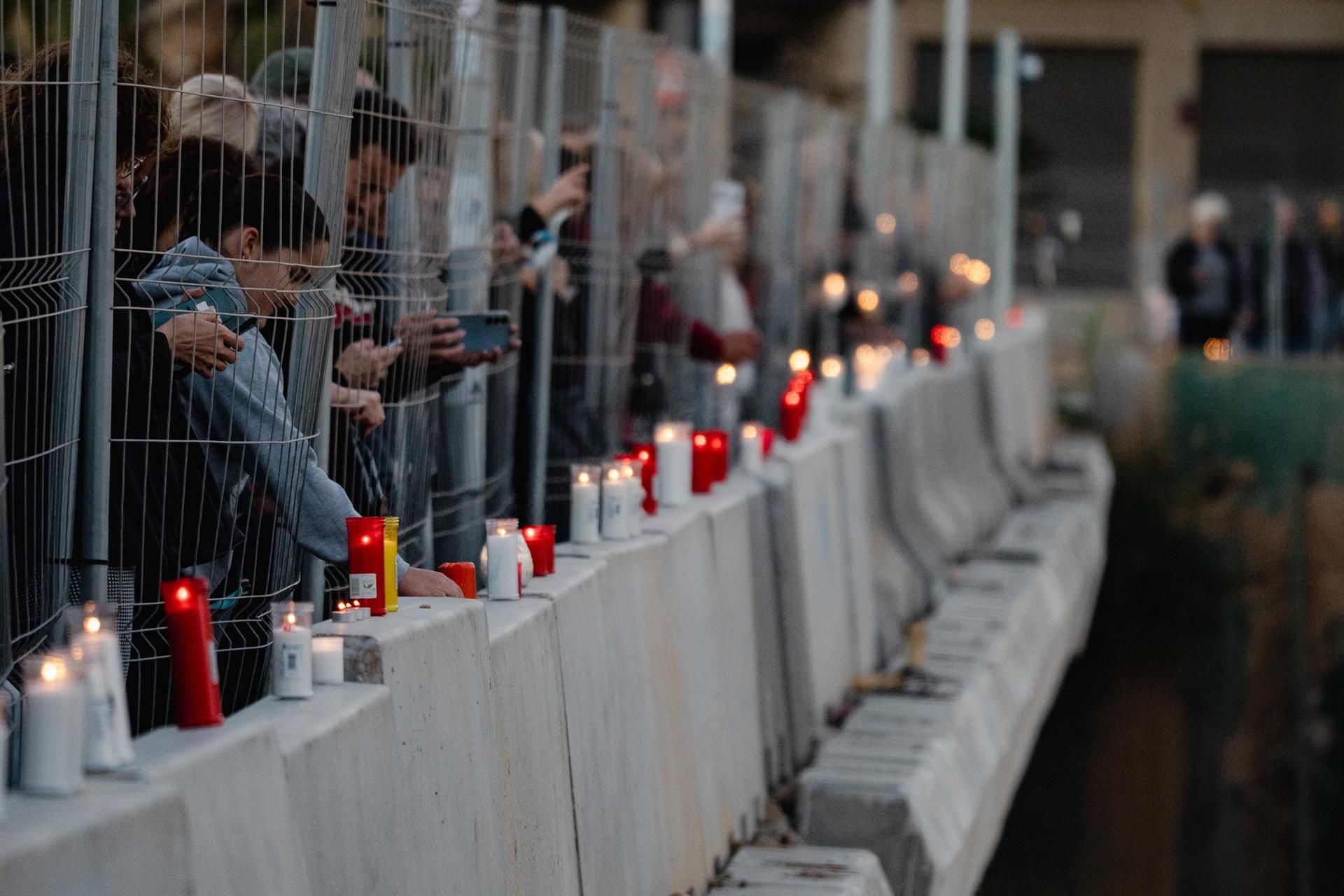 Cadena humana para homenajear a las víctimas de la dana, en la Rambla del Poyo - Foto: Jorge Gil - Europa Press