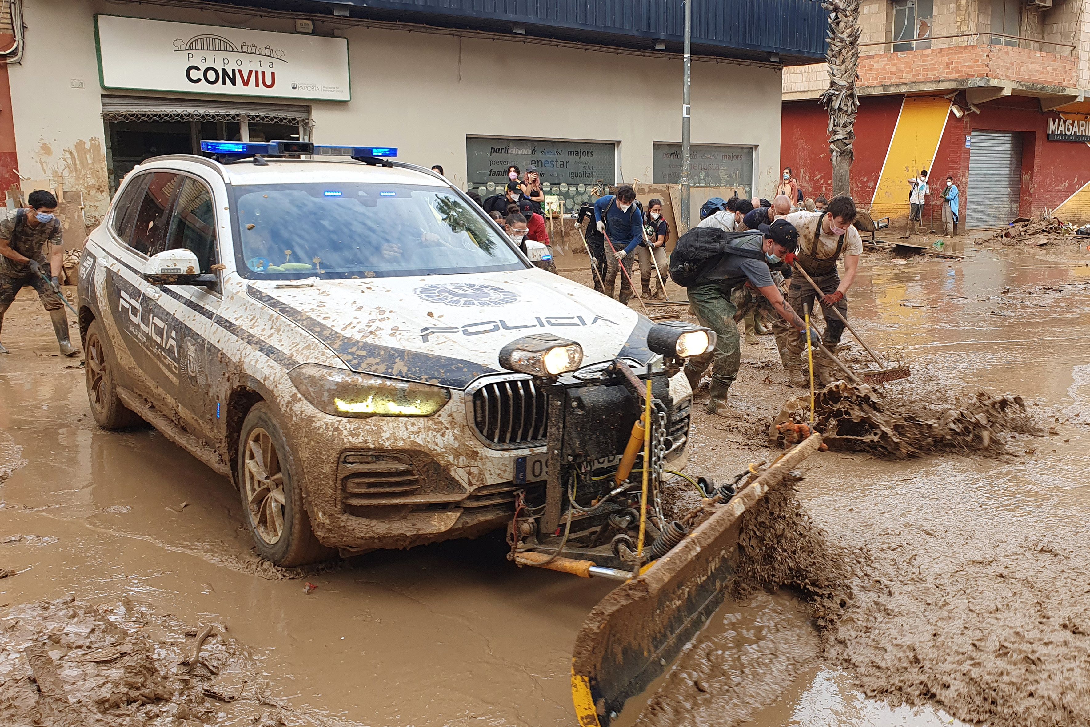 Un coche de Policía afectado por la DANA en Paiporta