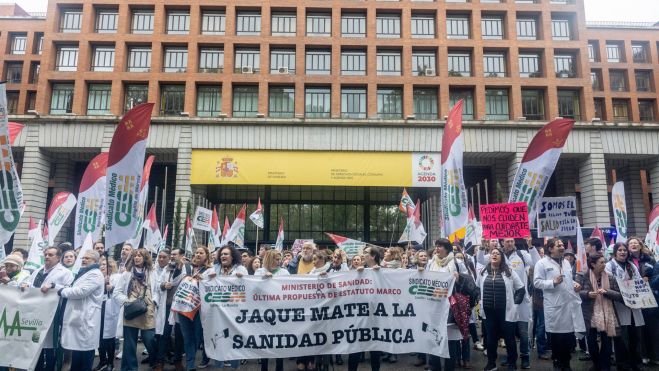 Concentración de médicos ante el Ministerio de Sanidad
