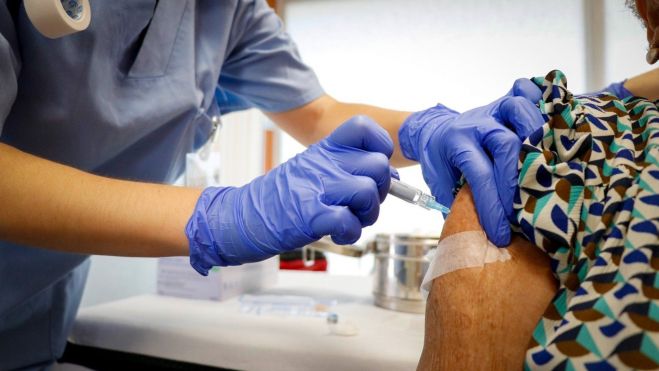 Una persona se vacuna contra la gripe