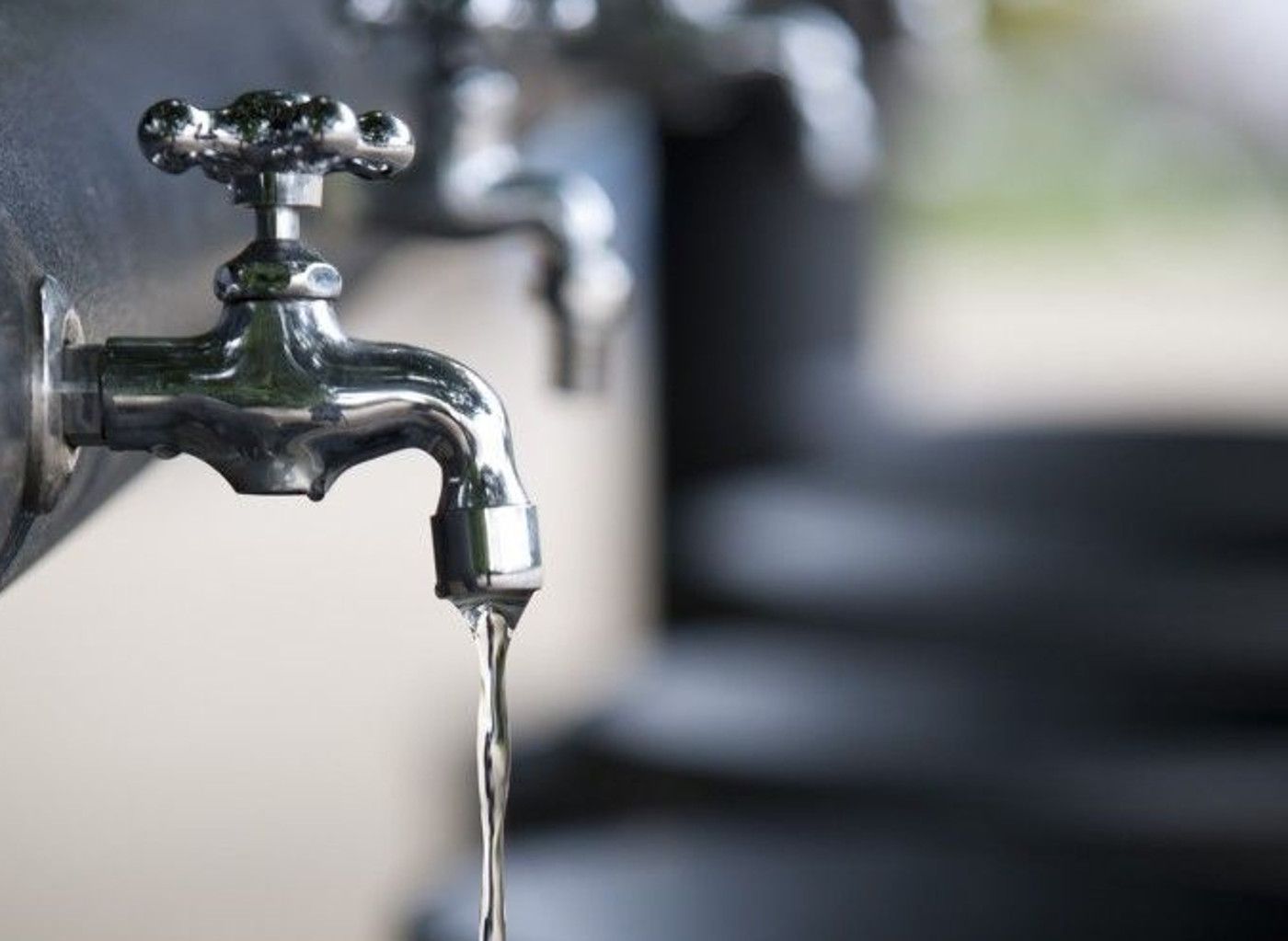 Imatge d'una aixeta amb aigua Imatge d'una aixeta amb aigua