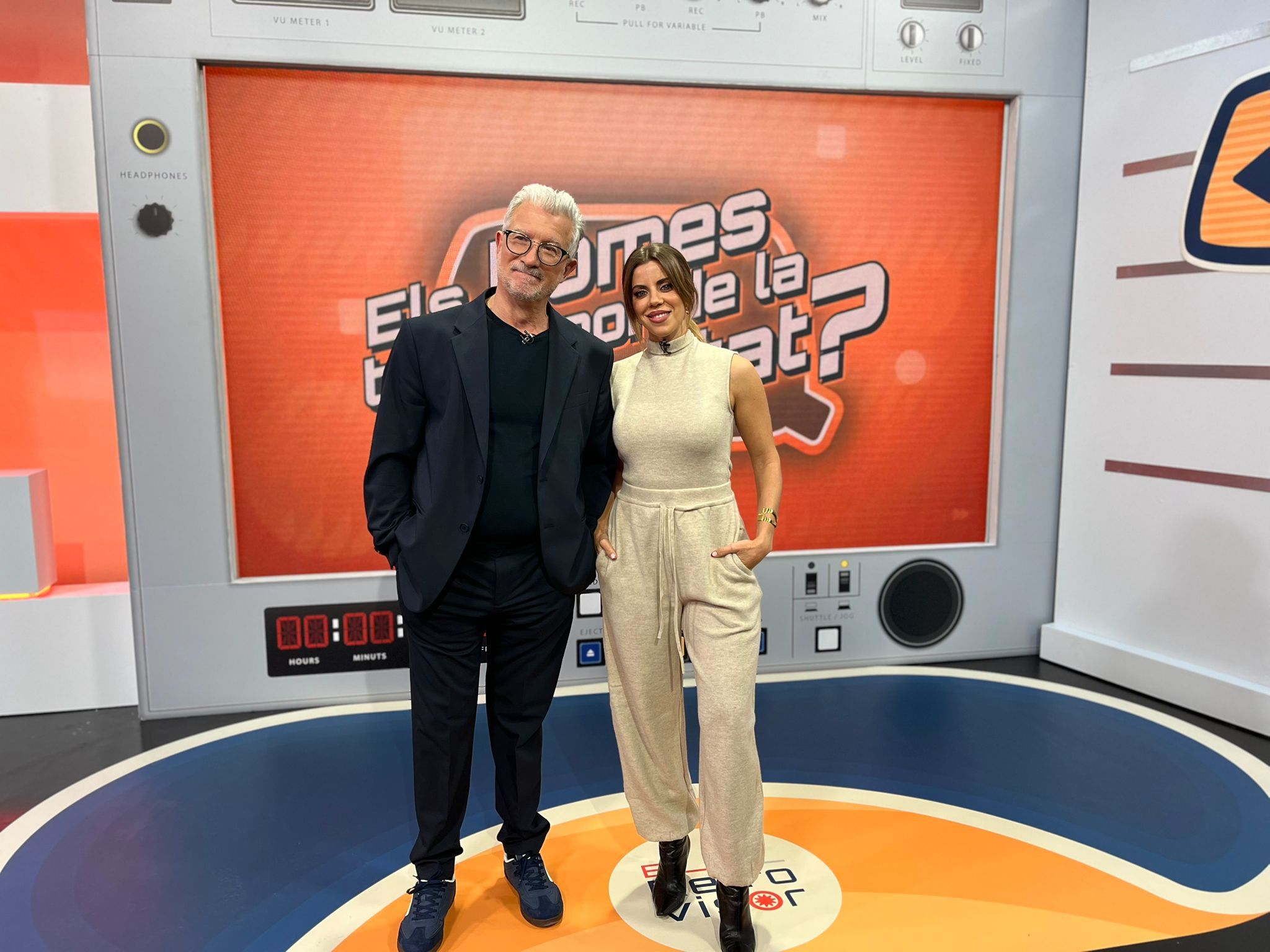 Josep Ramon Lluch i Anaïs Ordóñez, presenadors de El retrovisor, en À Punt Josep Ramon Lluch i Anaïs Ordóñez, presenadors de El retrovisor, en À Punt