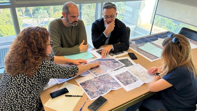 Enrique Santafosta en una reunion con la Dirección General de Infraestructuras Enrique Santafosta en una reunion con la Dirección General de Infraestructuras