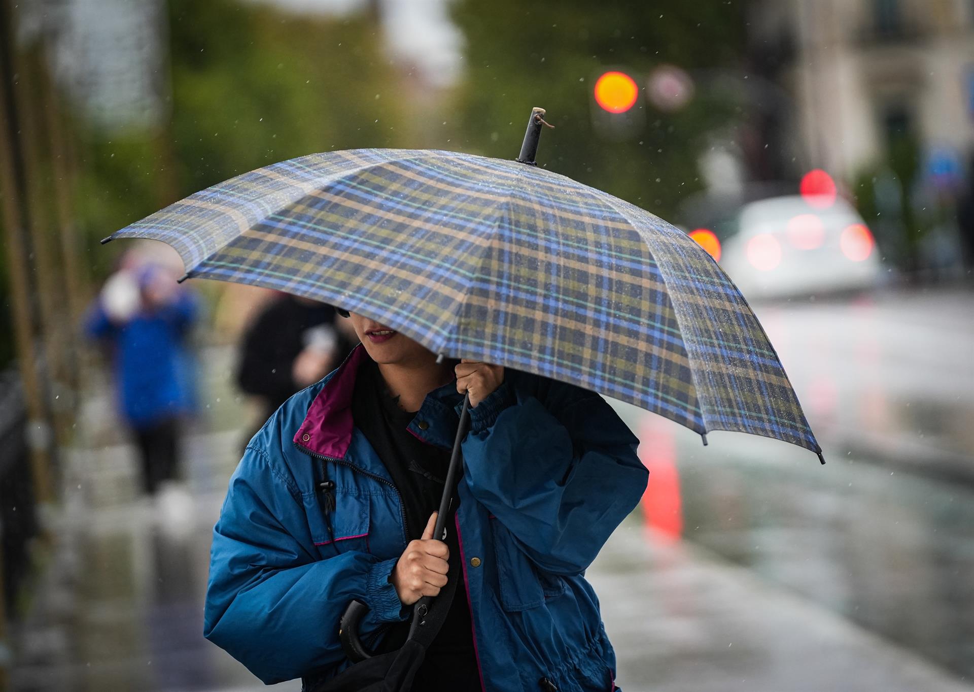 Una xica amb paraigües per la pluja Una xica amb paraigües per la pluja