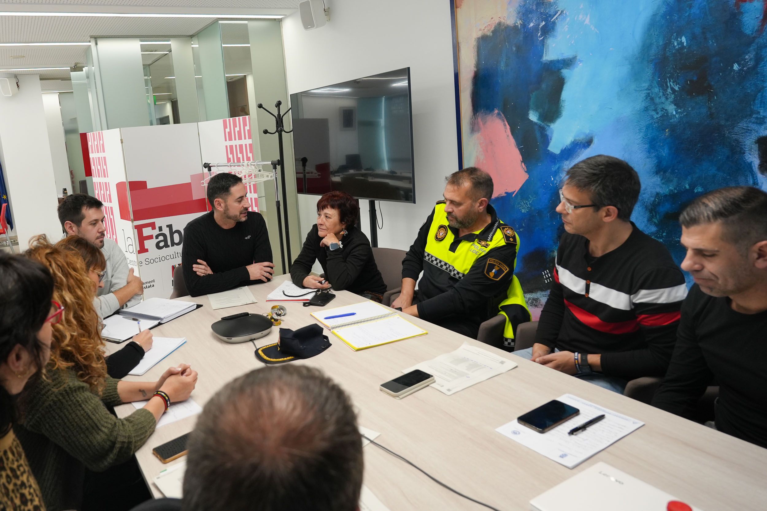 L'equip de govern de l'Ajuntament de Mislata al costat de representants de les organitzacions sindicals UGT, CCOO, SPPLB i CSIF L'equip de govern de l'Ajuntament de Mislata al costat de representants de les organitzacions sindicals UGT, CCOO, SPPLB i CSIF