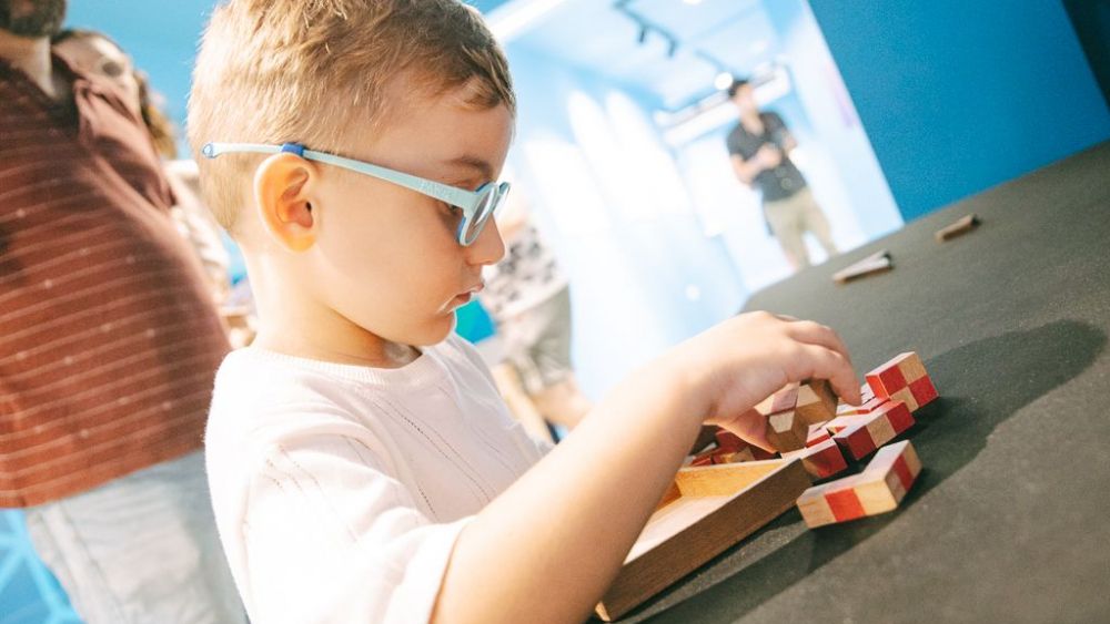 Un xiquet en el Museum of Illusions Valéncia