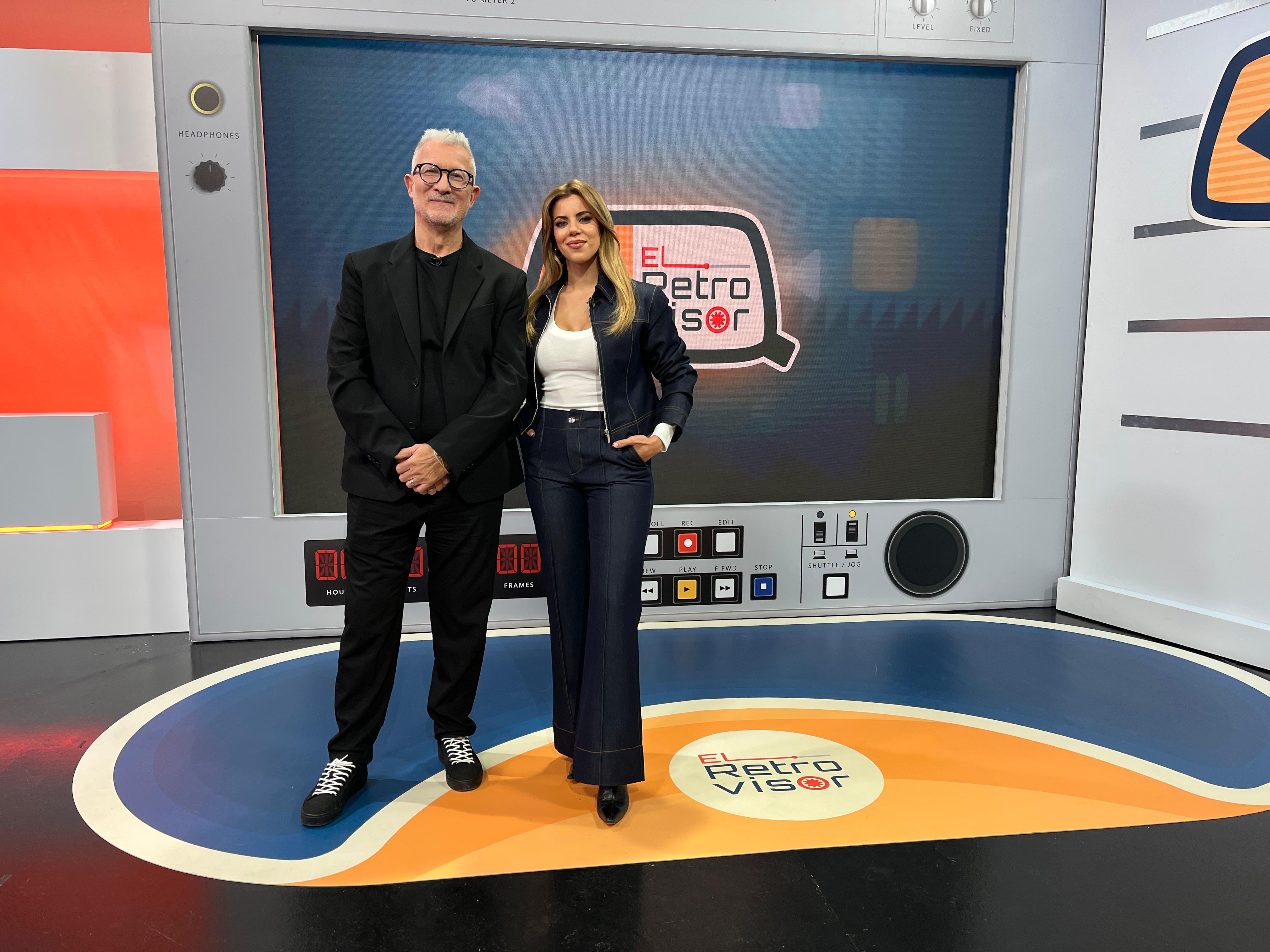 Presentadors del programa El Retrovisor d'À Punt: Josep Ramon Lluch i Anaïs Ordóñez Presentadors del programa El Retrovisor d'À Punt: Josep Ramon Lluch i Anaïs Ordóñez