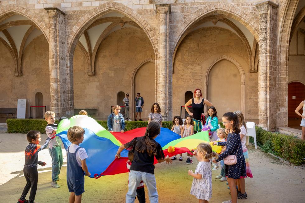 Xiquets jugant al Centre del Carme Xiquets jugant al Centre del Carme