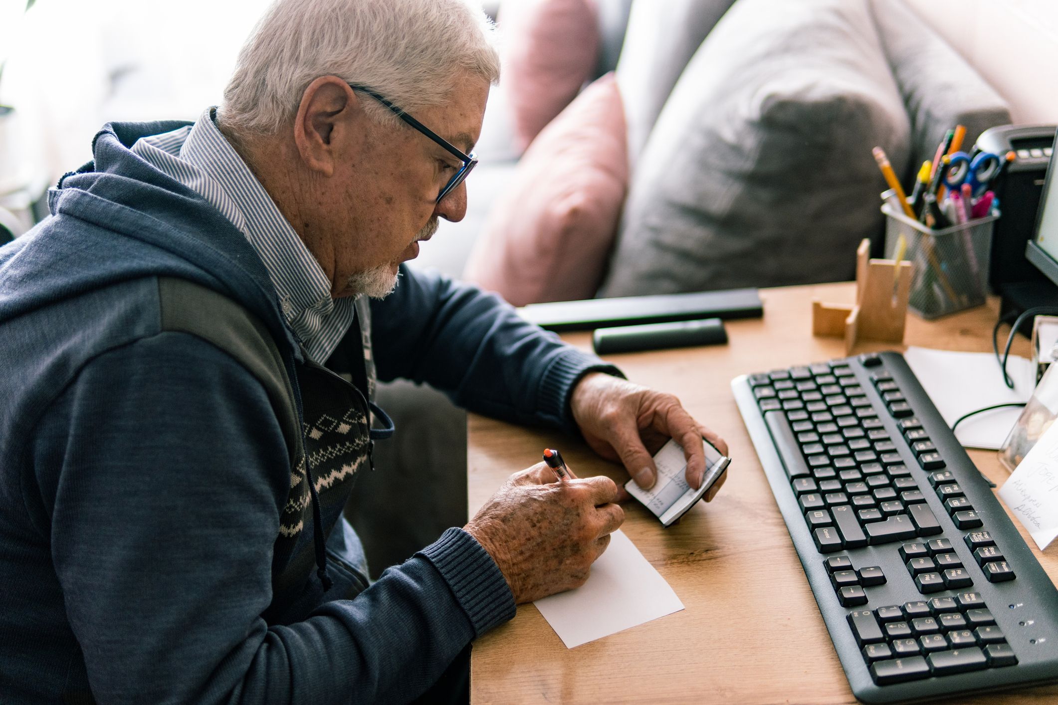 Un pensionista calcula la seua prestació - Foto: GettyImages