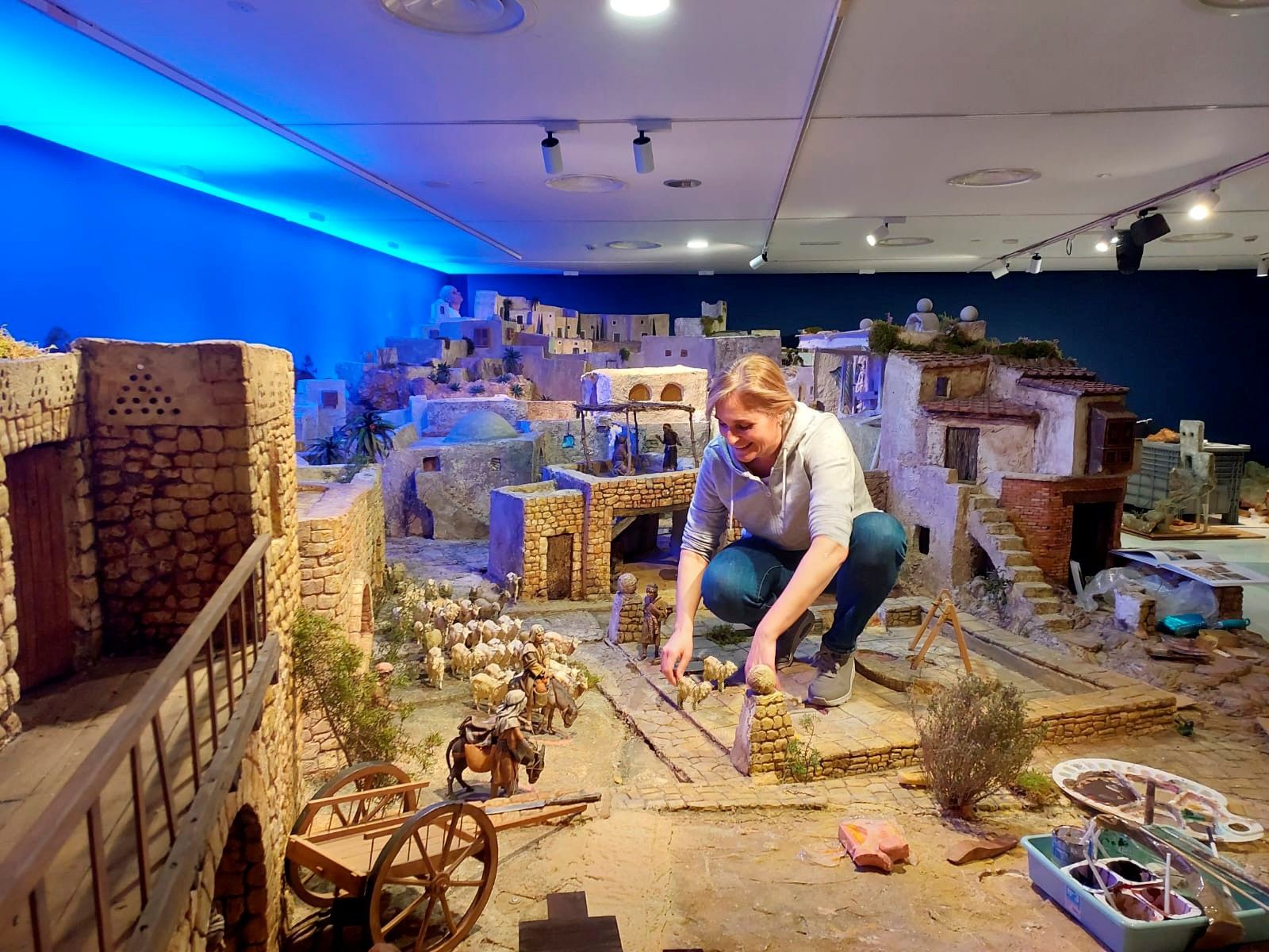 Ana Belén Vidal en el muntatge del Betlem de la Fundació Bancaja